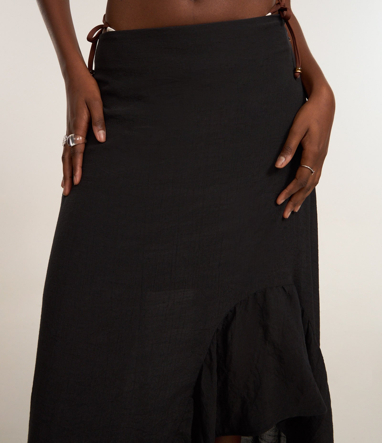 Saia Midi Mullet em Chiffon com Babado na Barra Preto 4