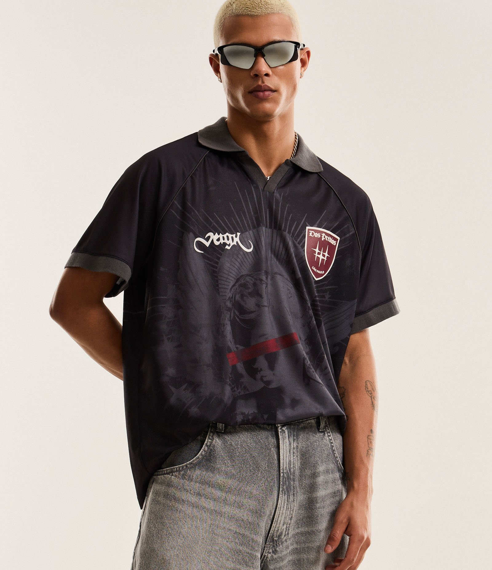 Camisa Polo Oversized com Estampa Lettering Cada Um Oferece O Que Tem Veigh Preto 1