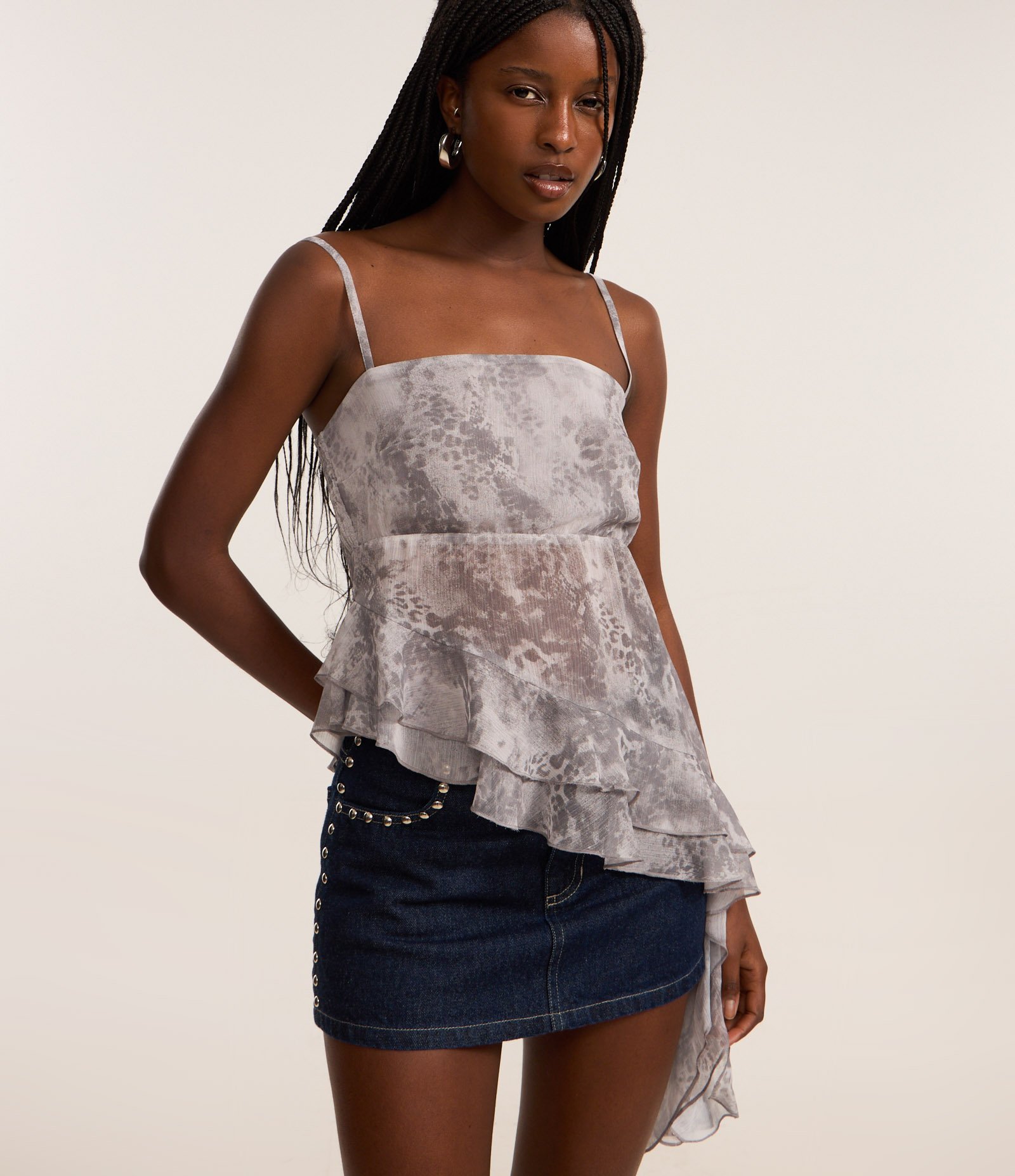 Blusa em Chiffon com Estampa Animal Print Cobra e Ponta Assimétrica Cinza 1