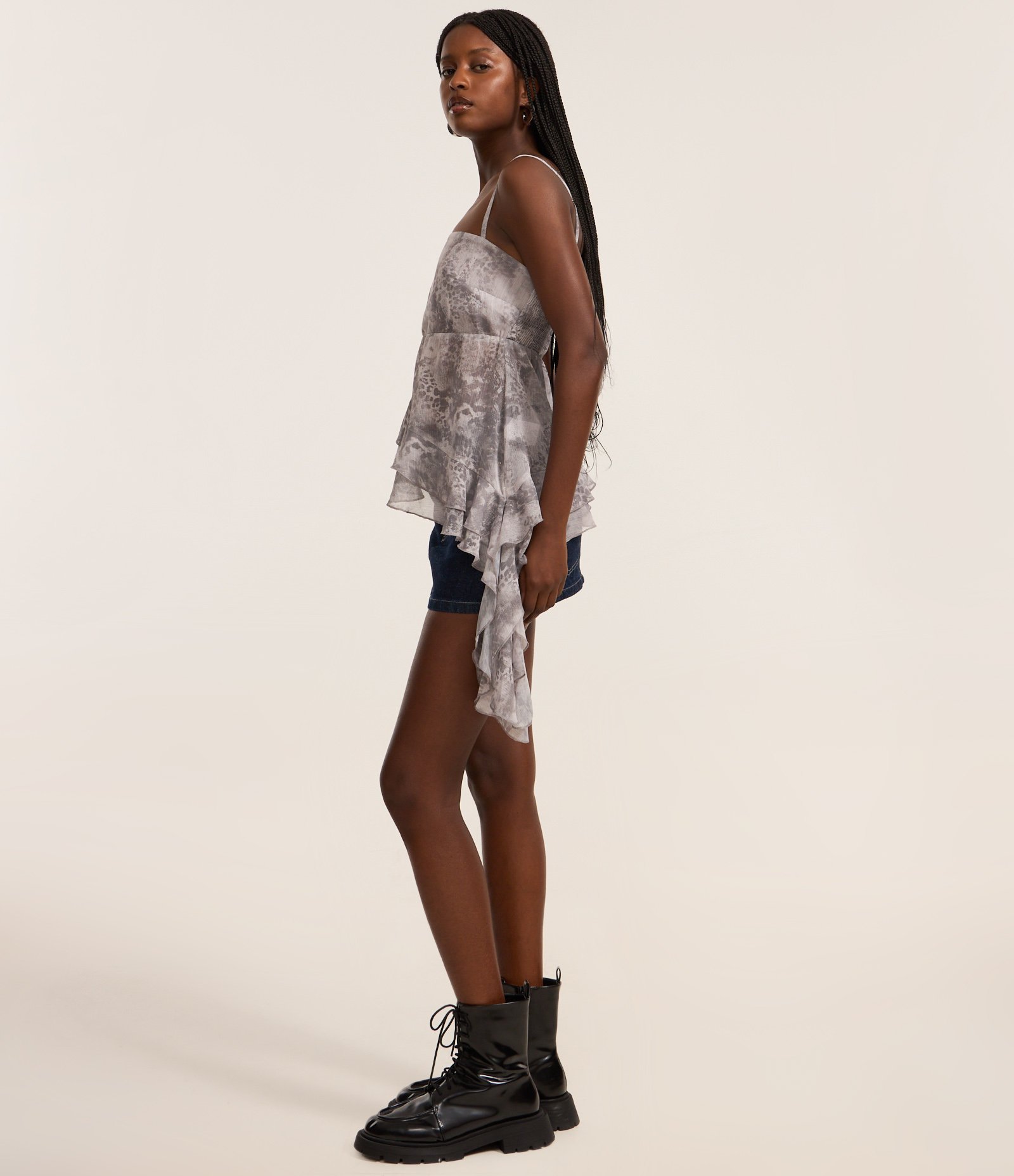 Blusa em Chiffon com Estampa Animal Print Cobra e Ponta Assimétrica Cinza 2