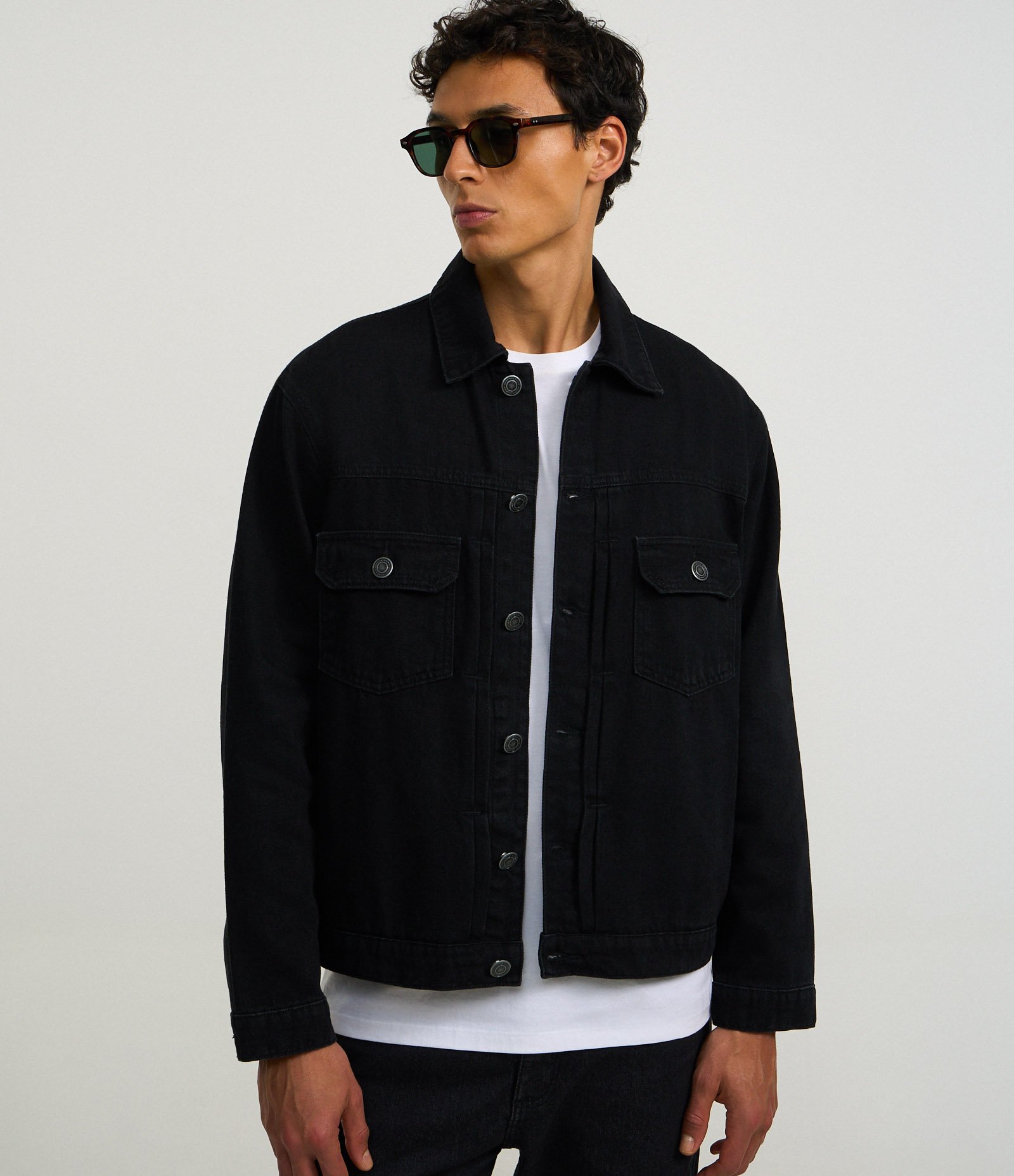 Jaqueta Trucker Jeans com Gola Colarinho Bolsos e Abotoamento Preto 1