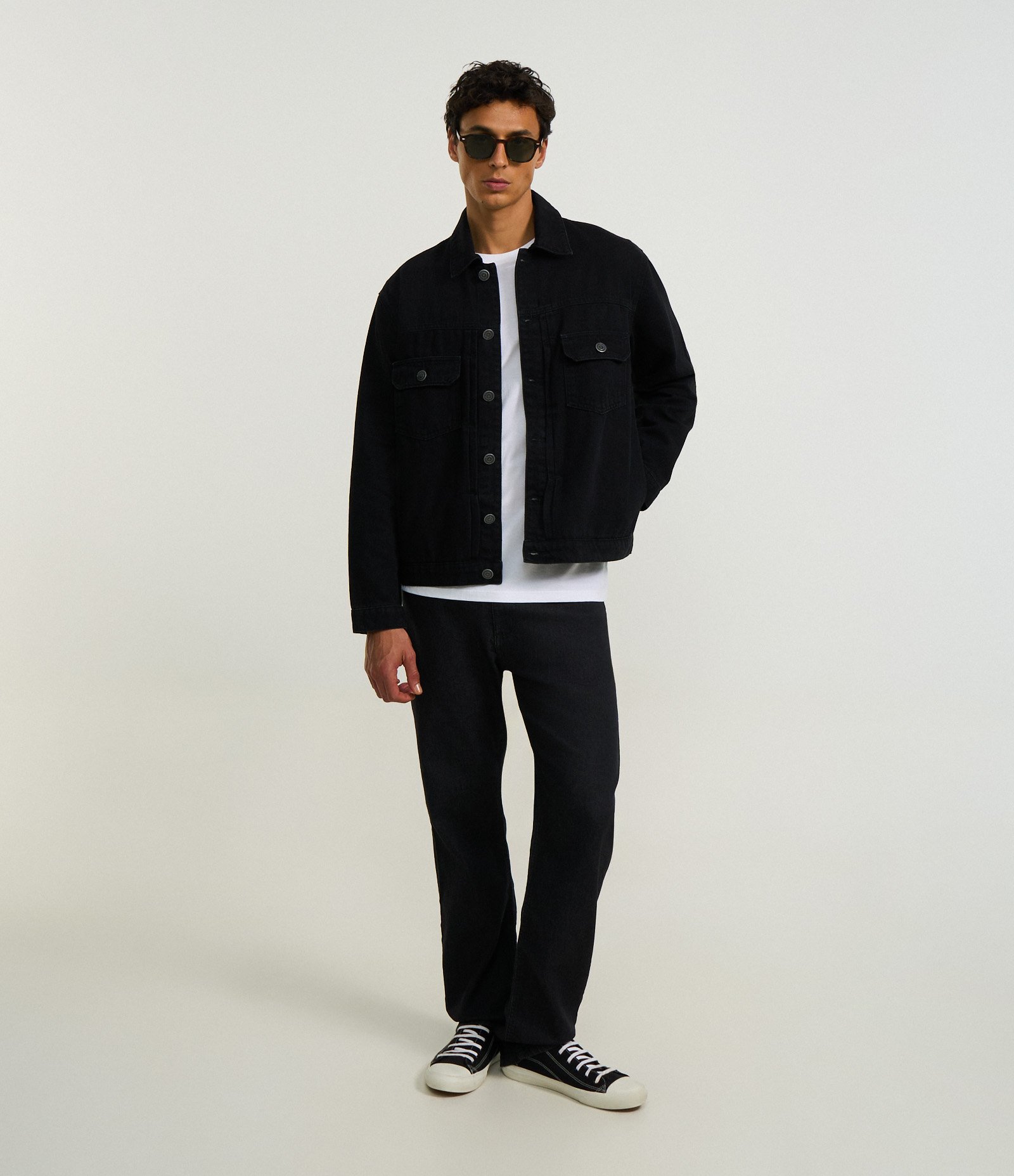 Jaqueta Trucker Jeans com Gola Colarinho Bolsos e Abotoamento Preto 2