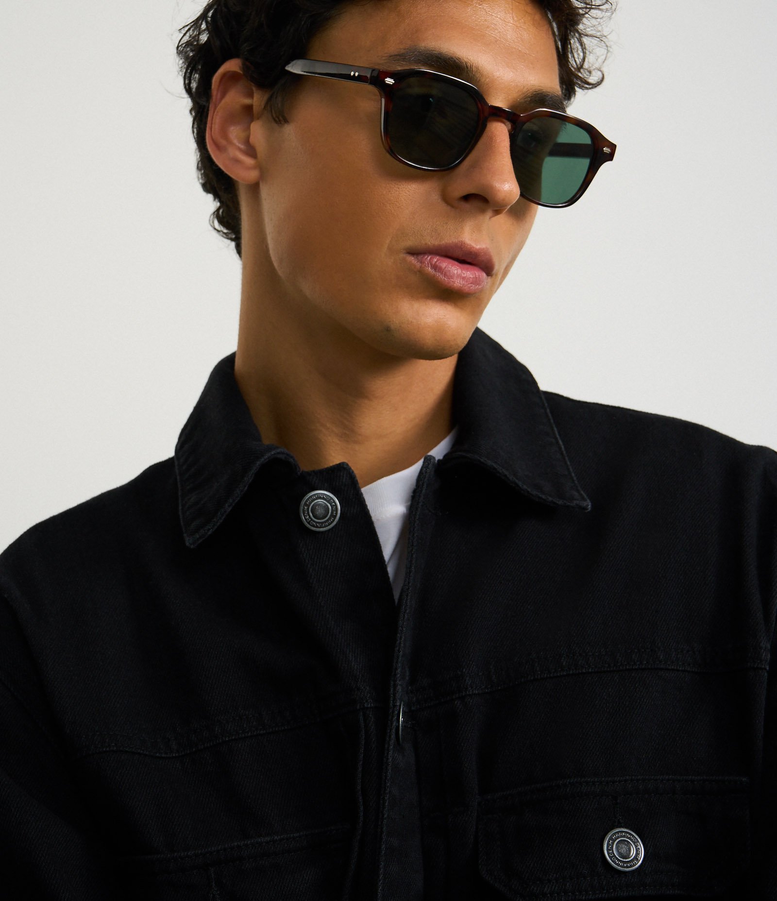 Jaqueta Trucker Jeans com Gola Colarinho Bolsos e Abotoamento Preto 3