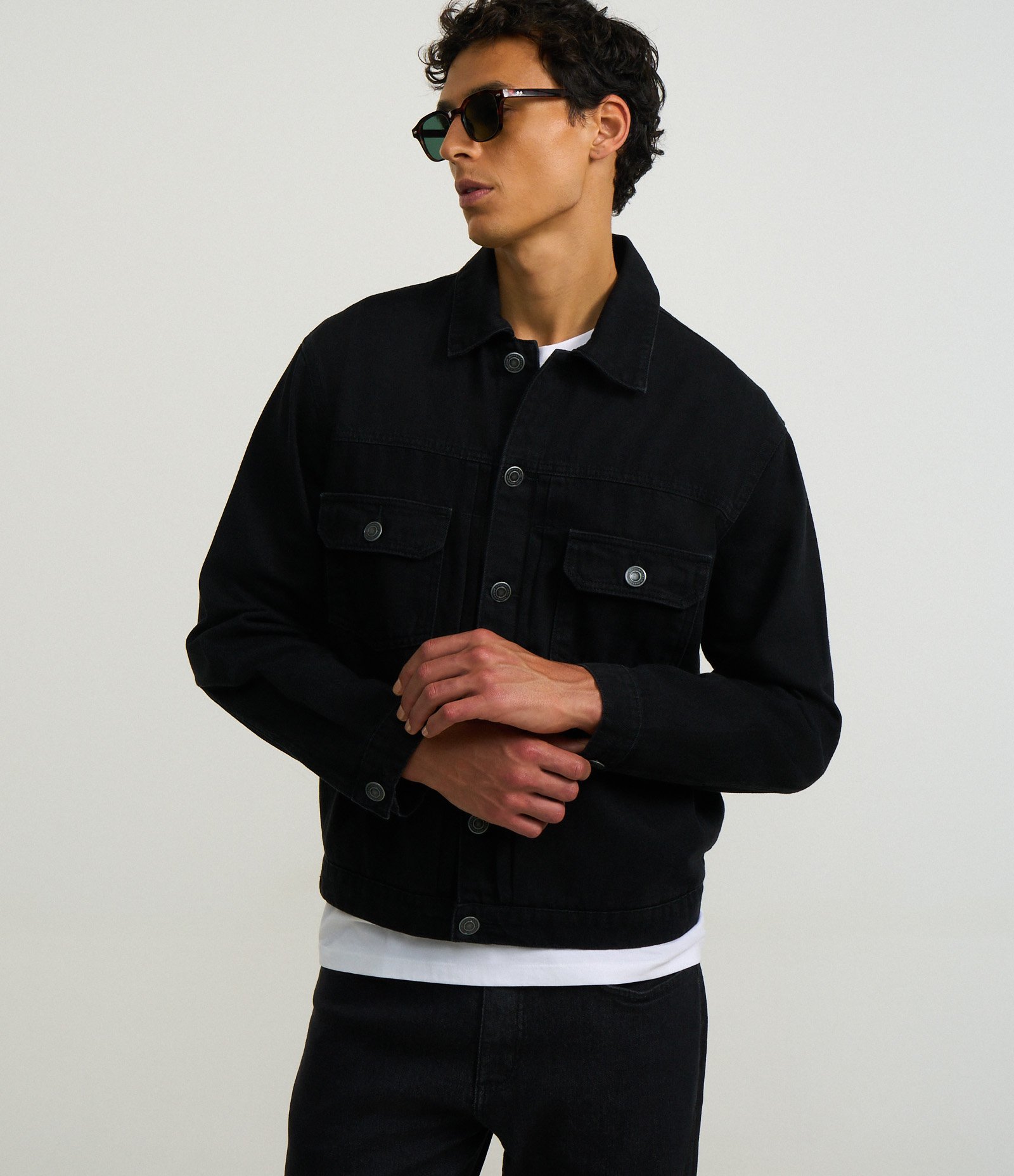 Jaqueta Trucker Jeans com Gola Colarinho Bolsos e Abotoamento Preto 4