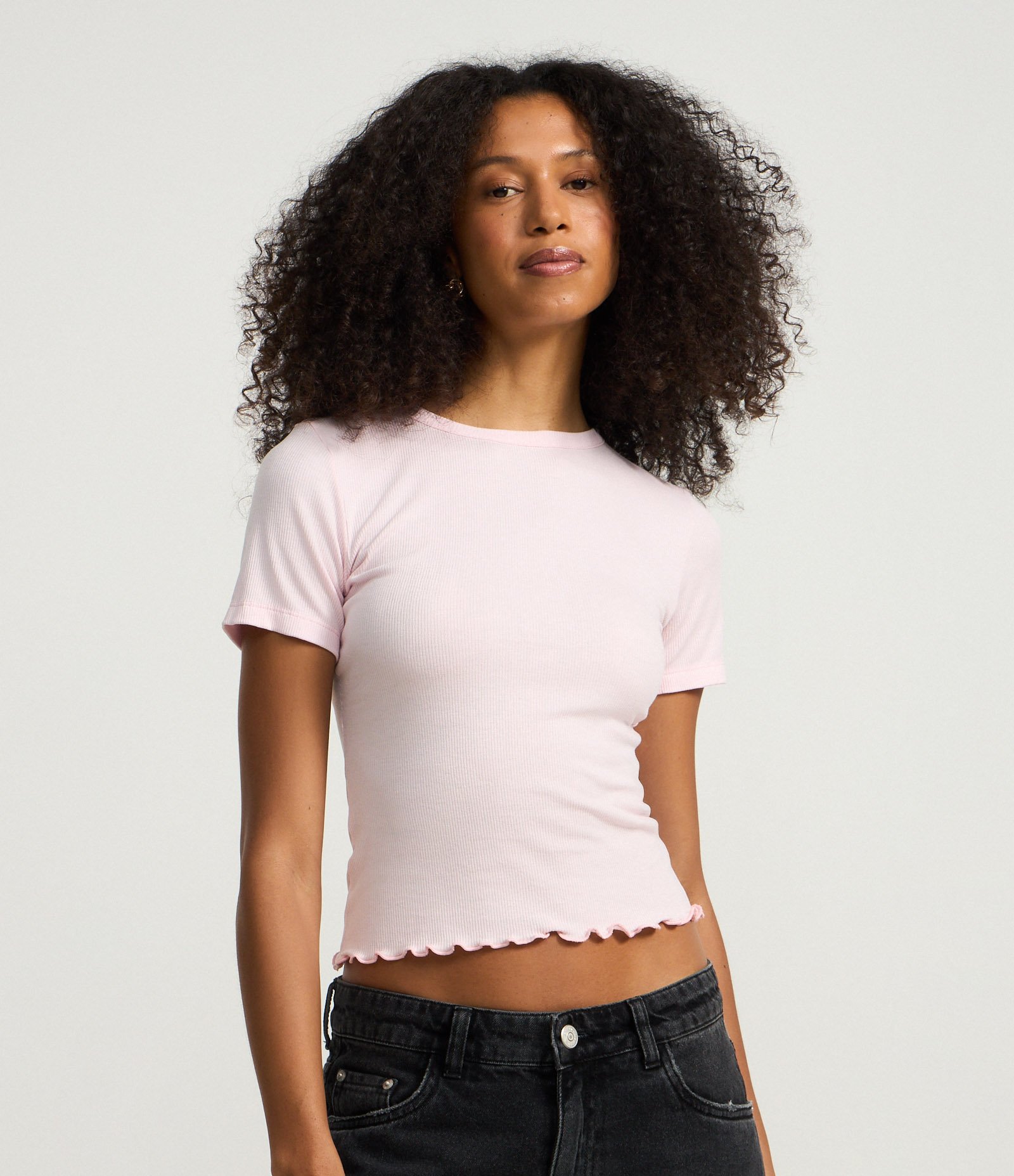 Blusa Básica Texturizada em Viscose com Acabamento Frufru Rosa Claro 1