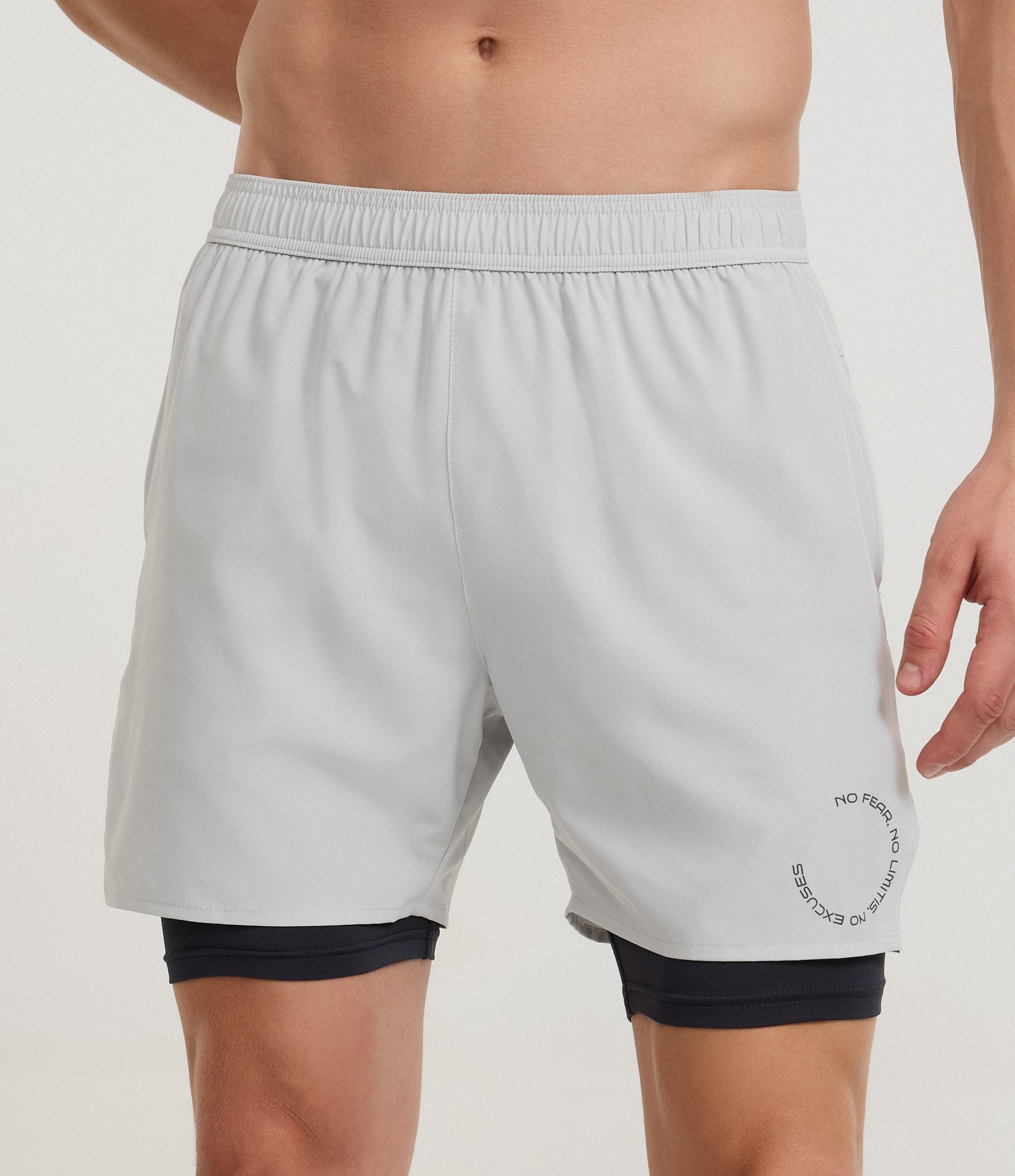 Bermuda Esportiva com Short de Compressão e Estampa lettering Cinza 2