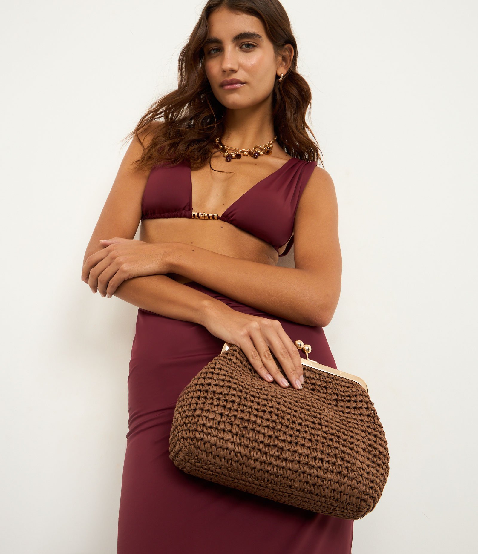 Bolsa Clutch com Efeito de Palha e Fechamento de Metal Marrom 1