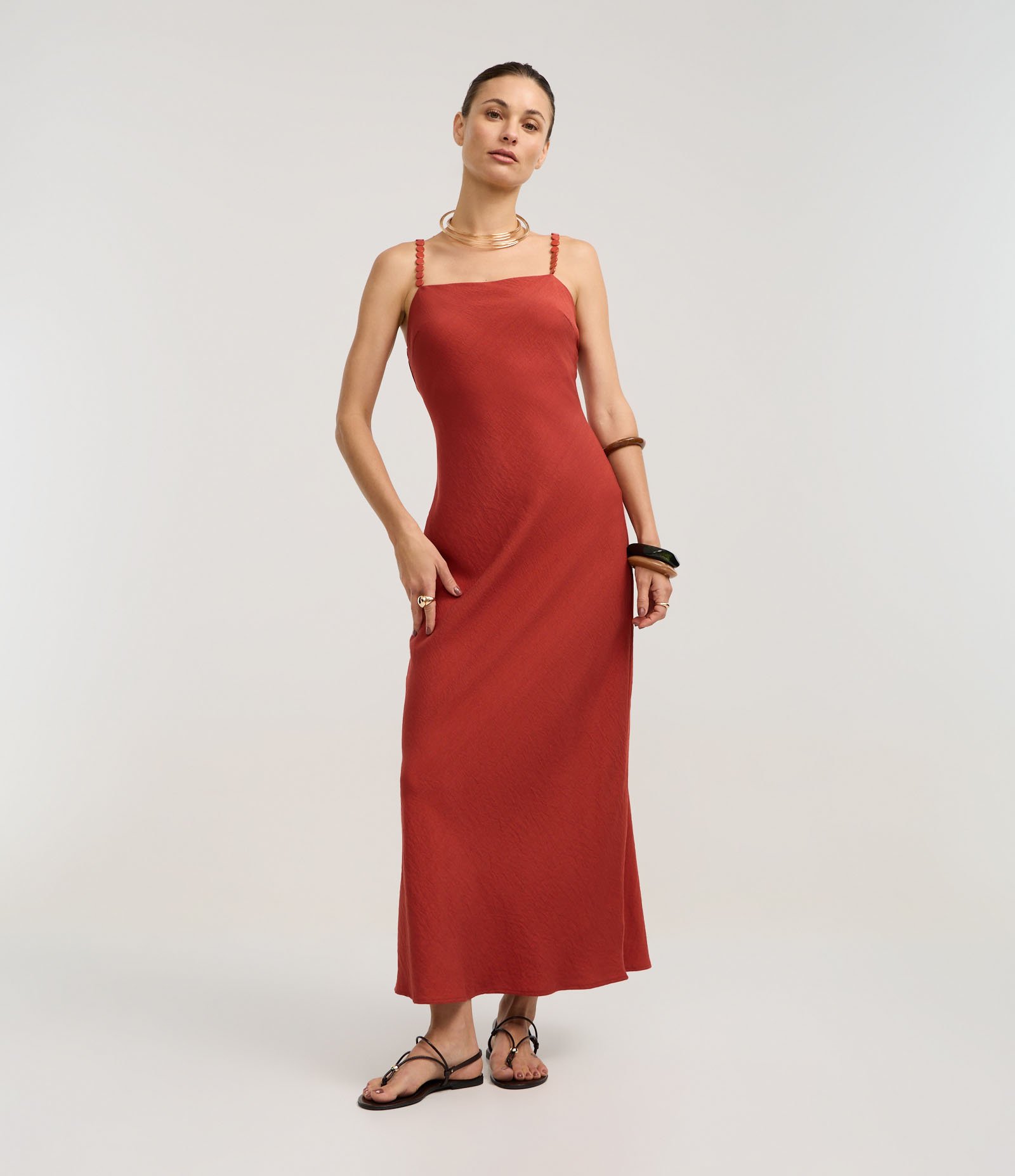 Vestido Reto Midi em Viscose com Aviamentos na Alça Terracota 1