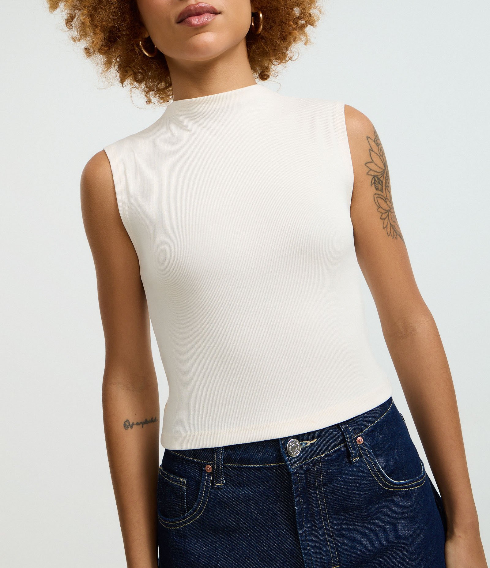 Blusa Canelada em Ribana com Golinha Alta Off White 3