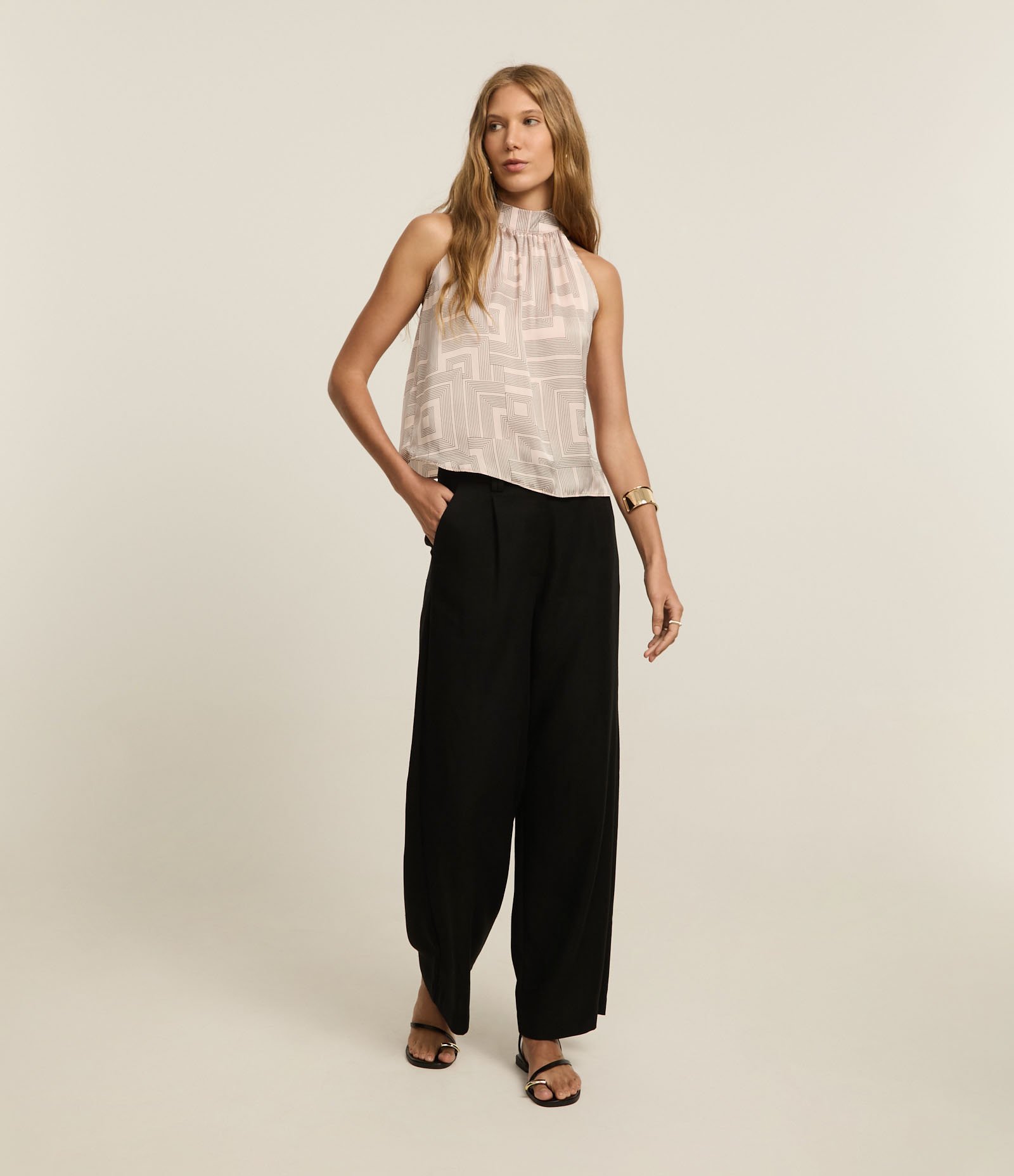 Blusa em Cetim com Gola Alta e Estampas Geométricas Bege 2