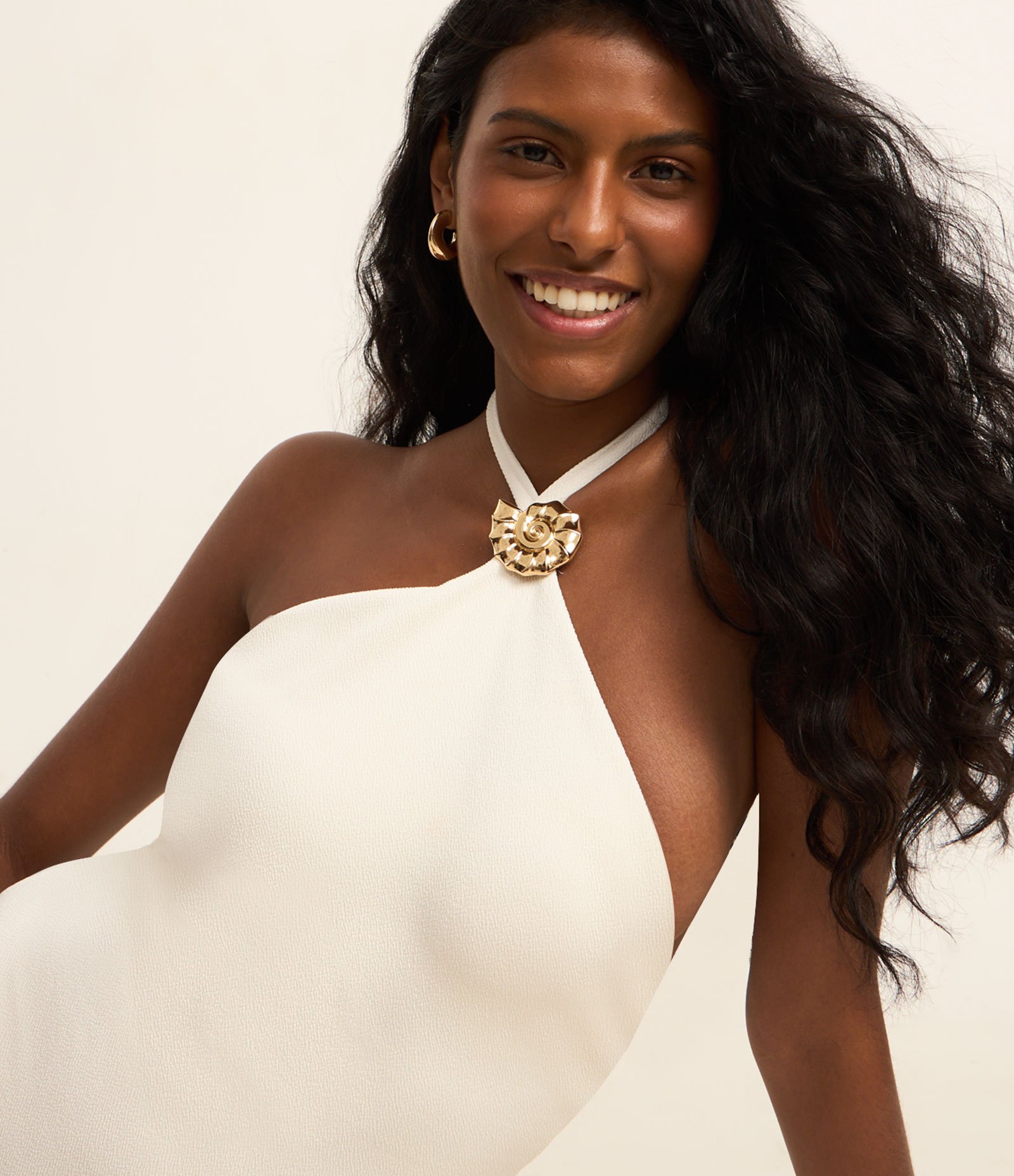 Maiô Halter em Microfibra Texturizada com Aviamento de Concha Caracol Branco 2