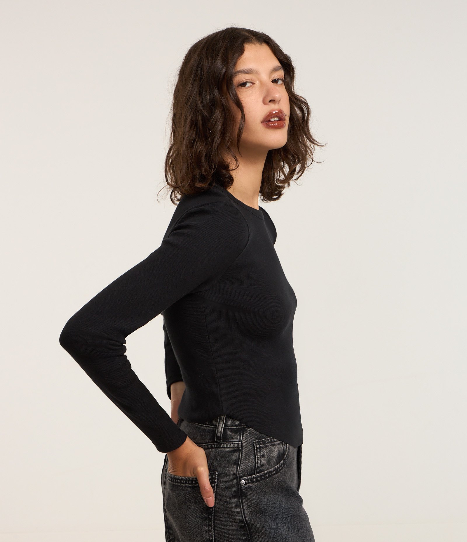 Blusa em Ribana com Barra Arredondada Preto 3