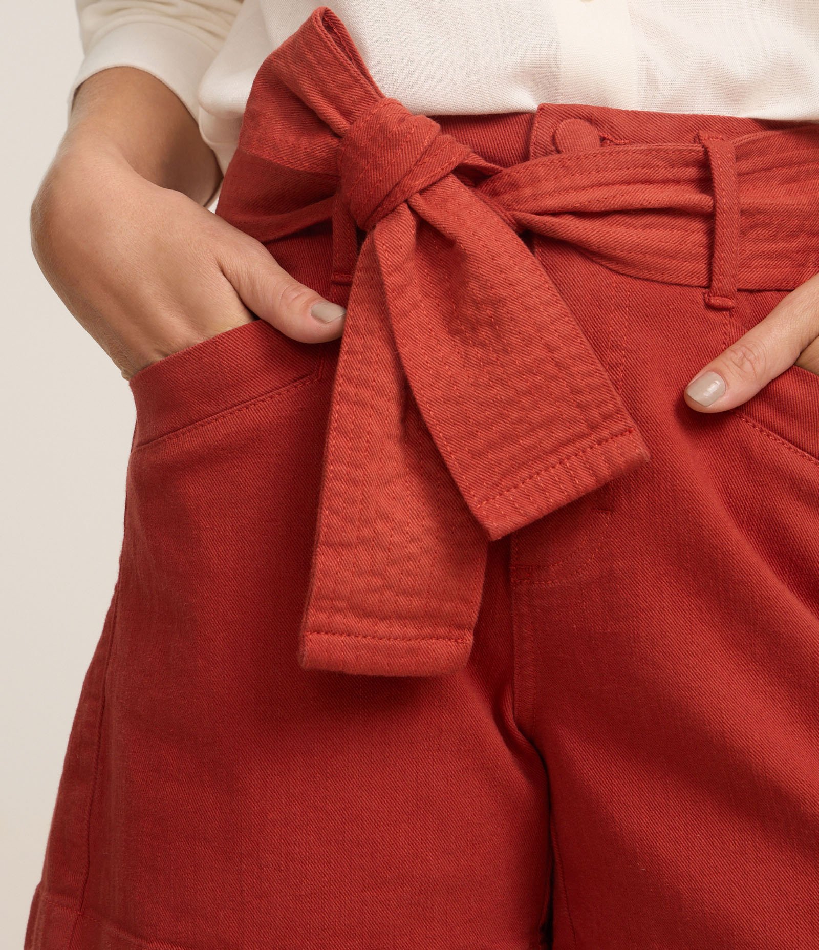 Short Curto em Sarja com Elastano e Cinto Faixa Terracota 4