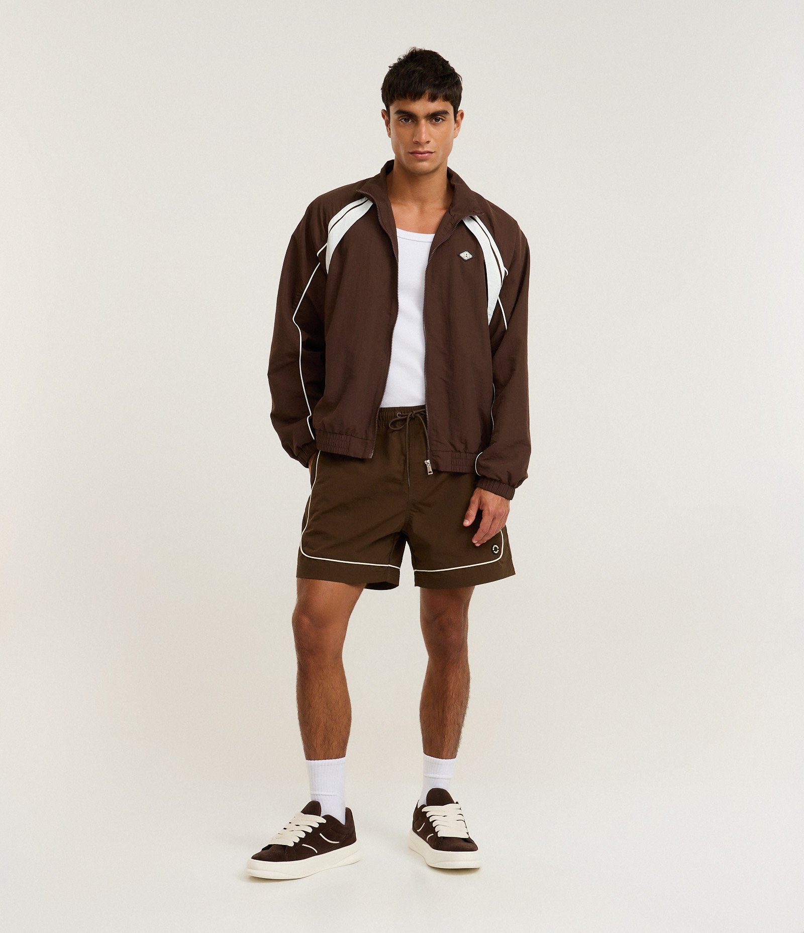Bermuda Tecnológico Liso com piping contrastante Marrom Escuro 1