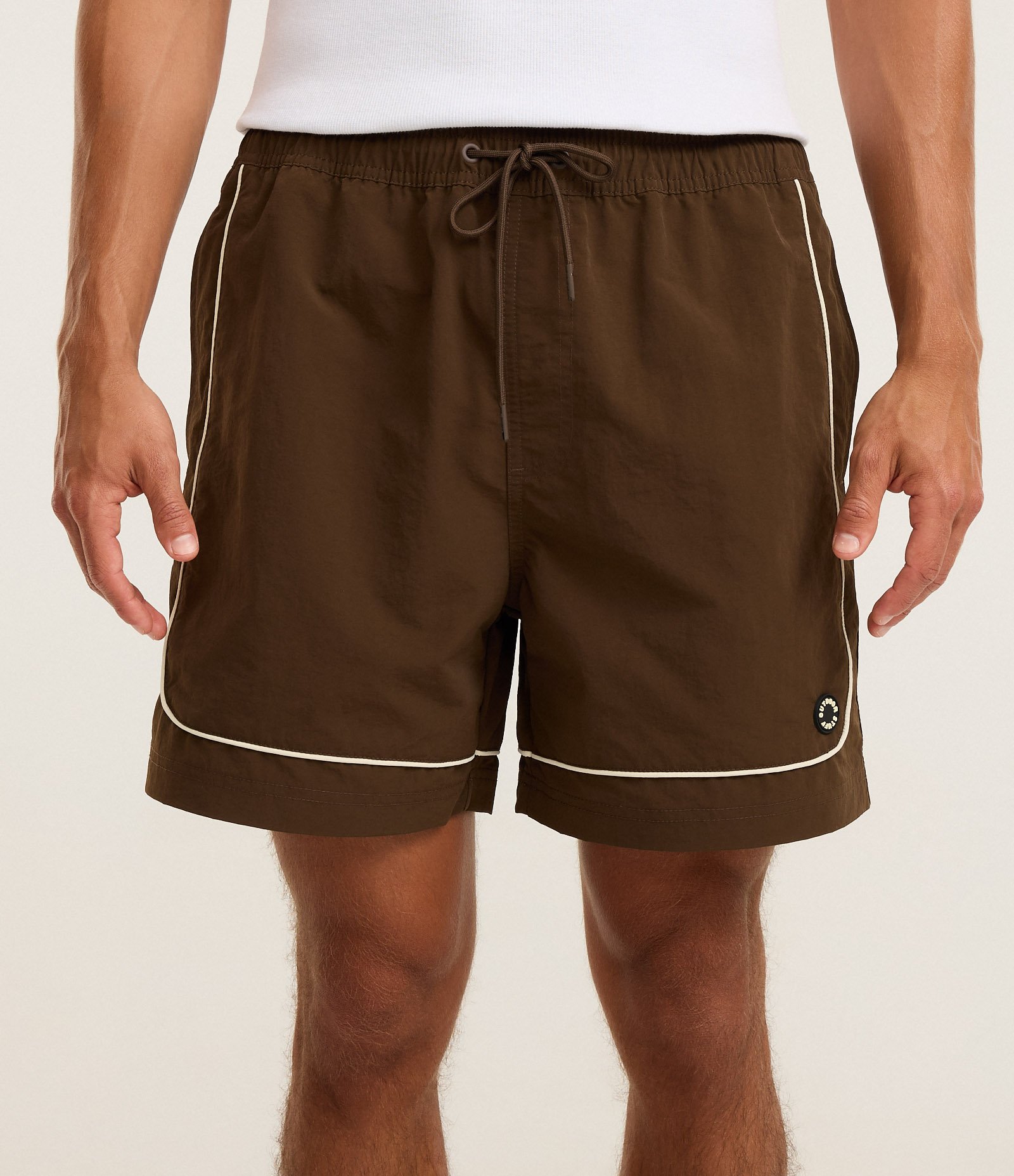 Bermuda Tecnológico Liso com piping contrastante Marrom Escuro 2