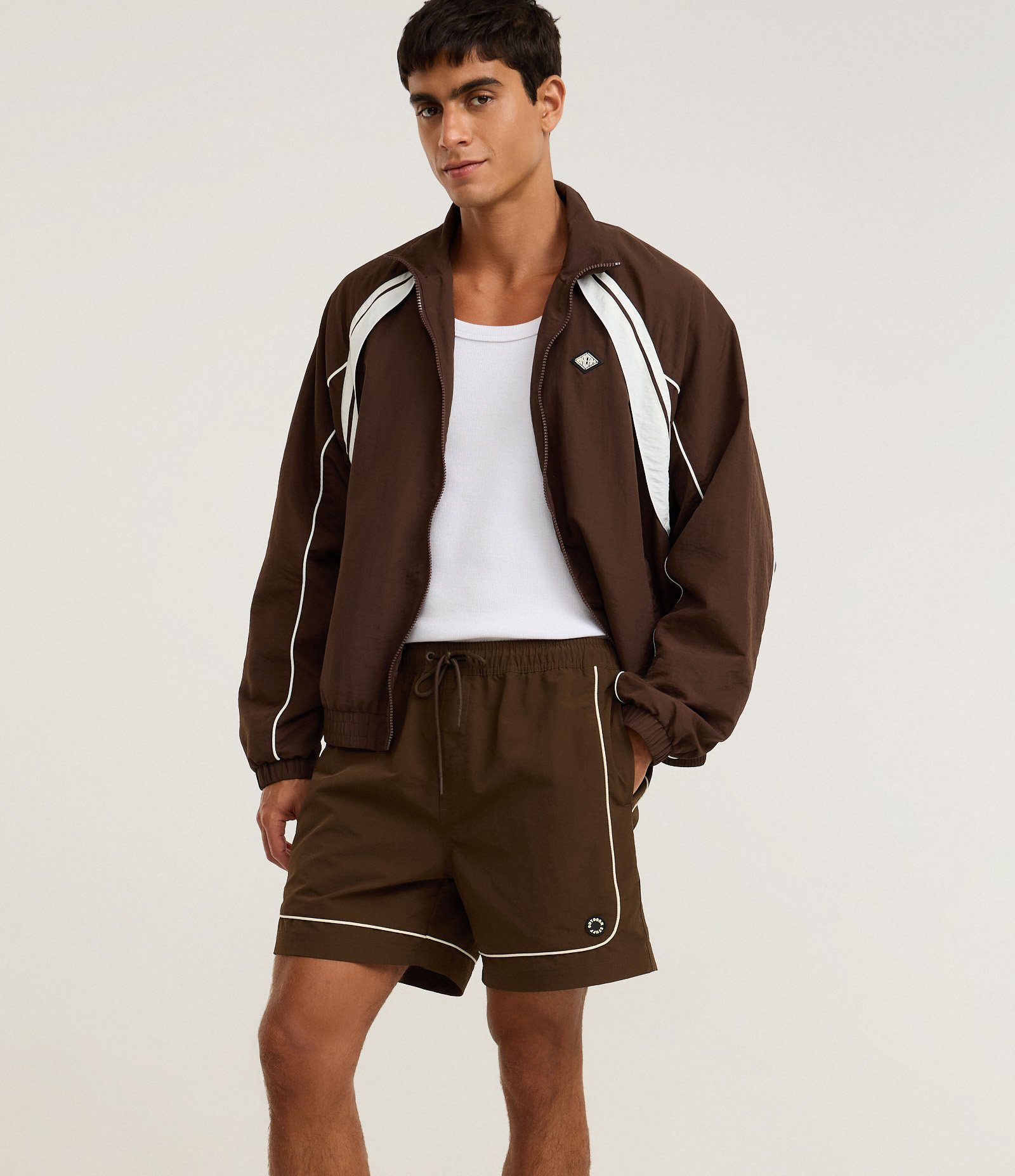 Bermuda Tecnológico Liso com piping contrastante Marrom Escuro 3