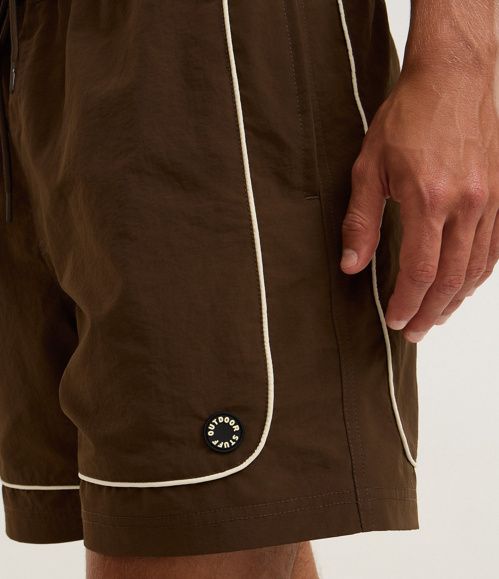 Bermuda Tecnológico Liso com piping contrastante Marrom Escuro 5