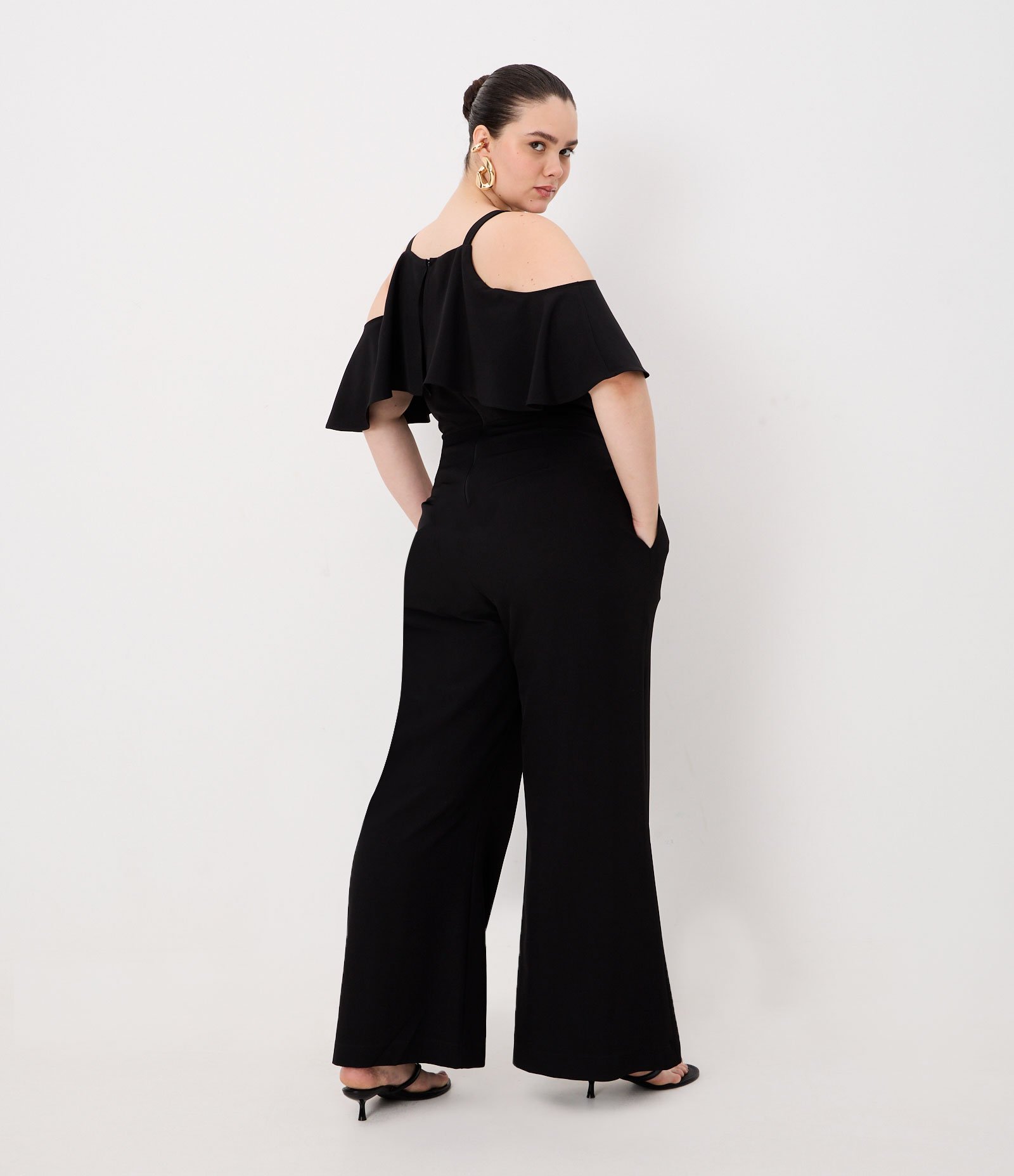 Macacão Alfaiataria em Crepe com Babados Curve & Plus Size Preto 6
