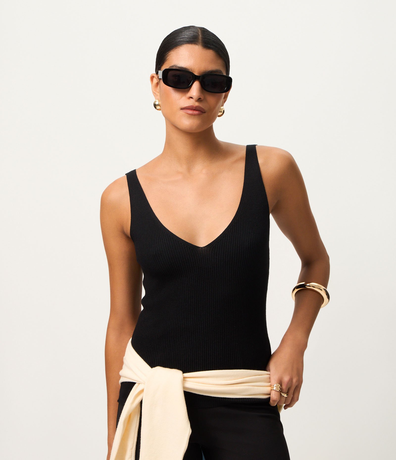 Blusa Canelada em Tricô com Decote V e Costas Decotadas Preto 2