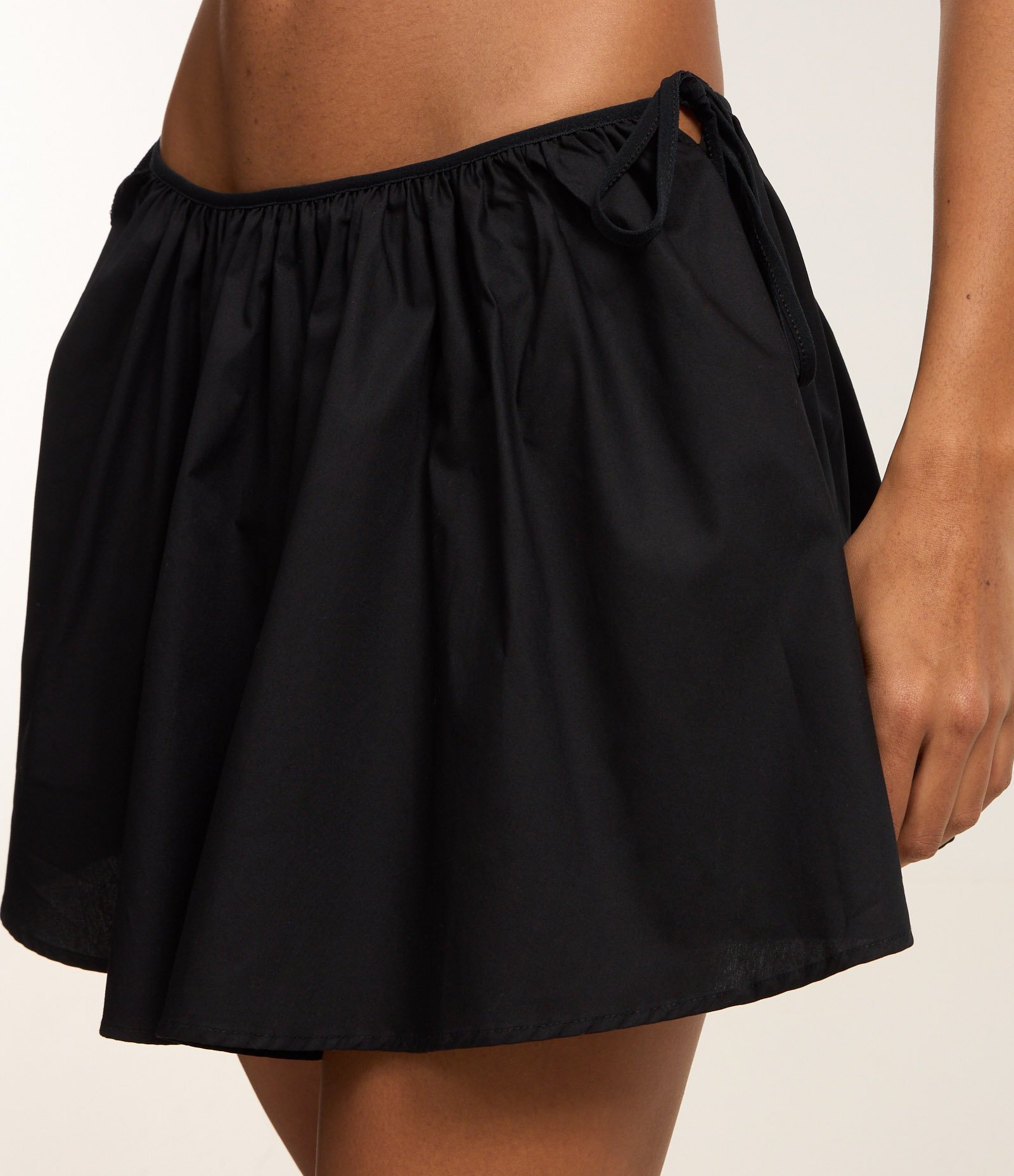 Saia Curta Drapeada com Laços Laterais Preto 4