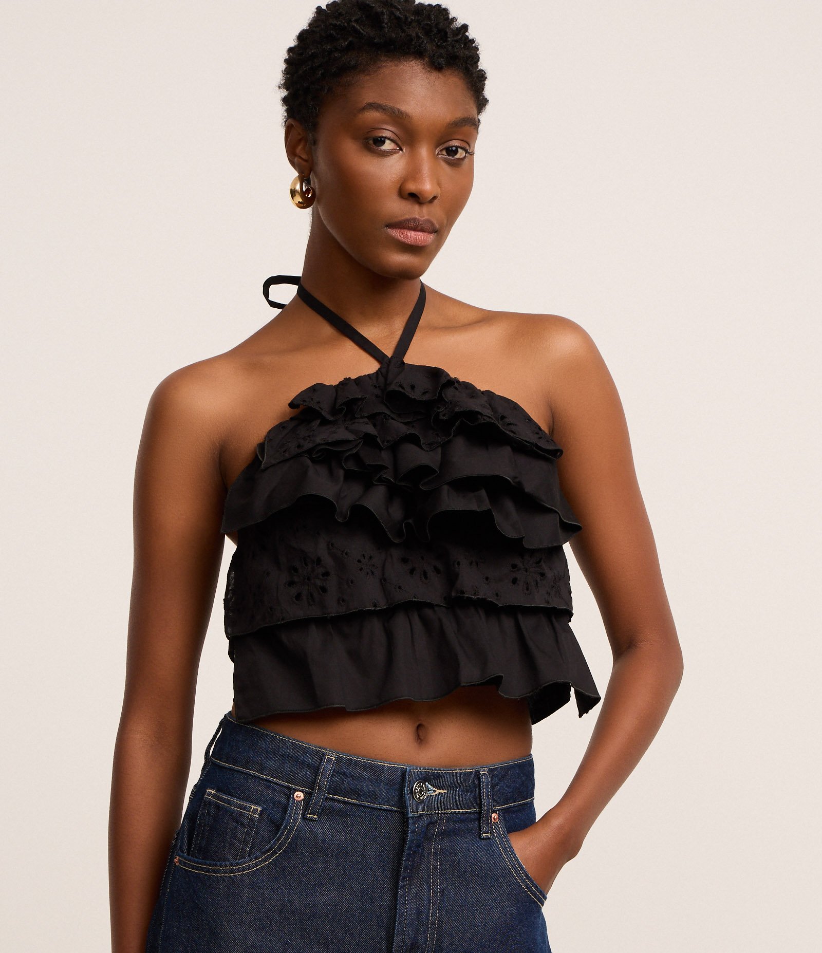 Blusa Cropped em Frente Única com Alça de Amarração e Babados Preto 1