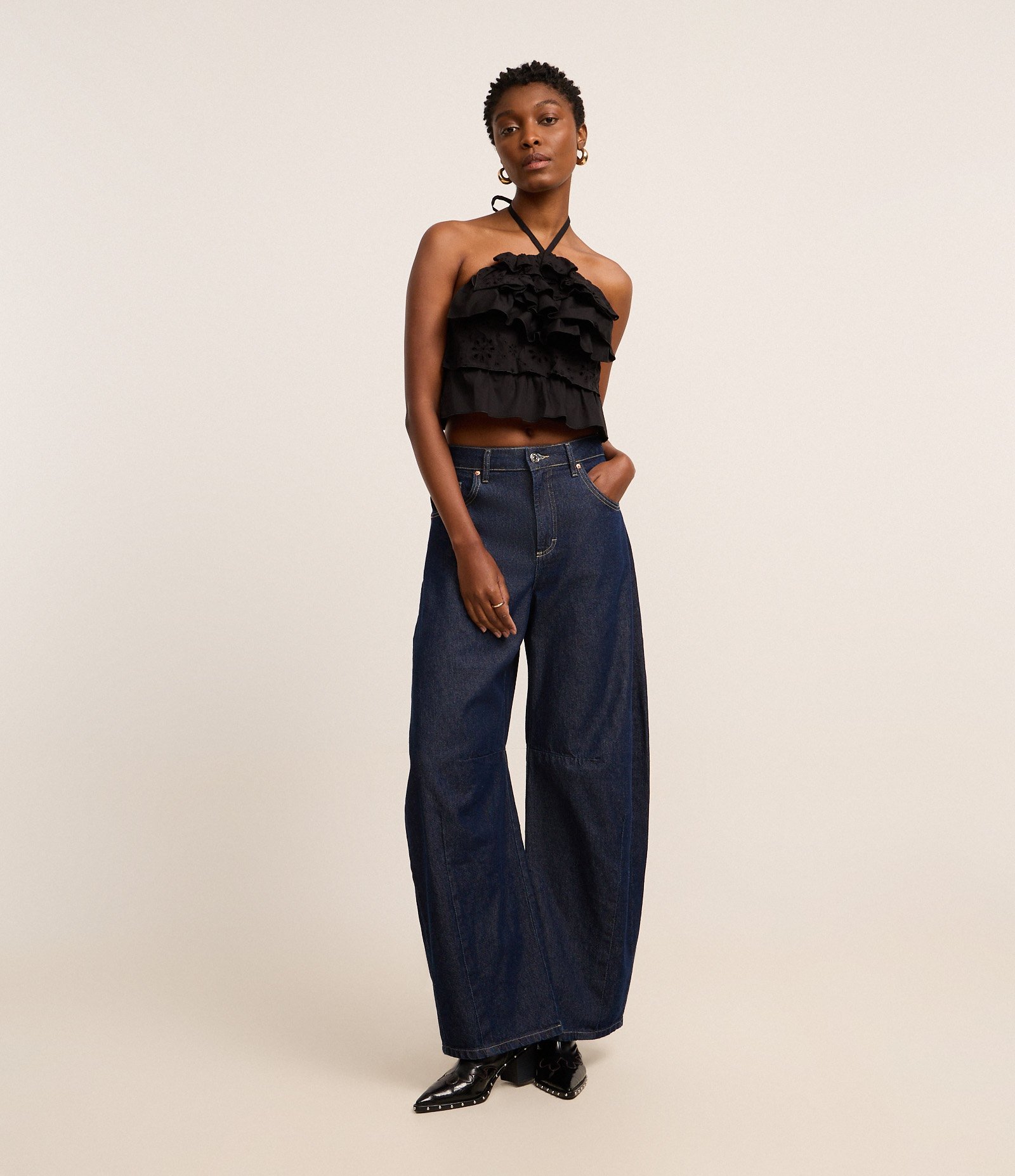 Blusa Cropped em Frente Única com Alça de Amarração e Babados Preto 2