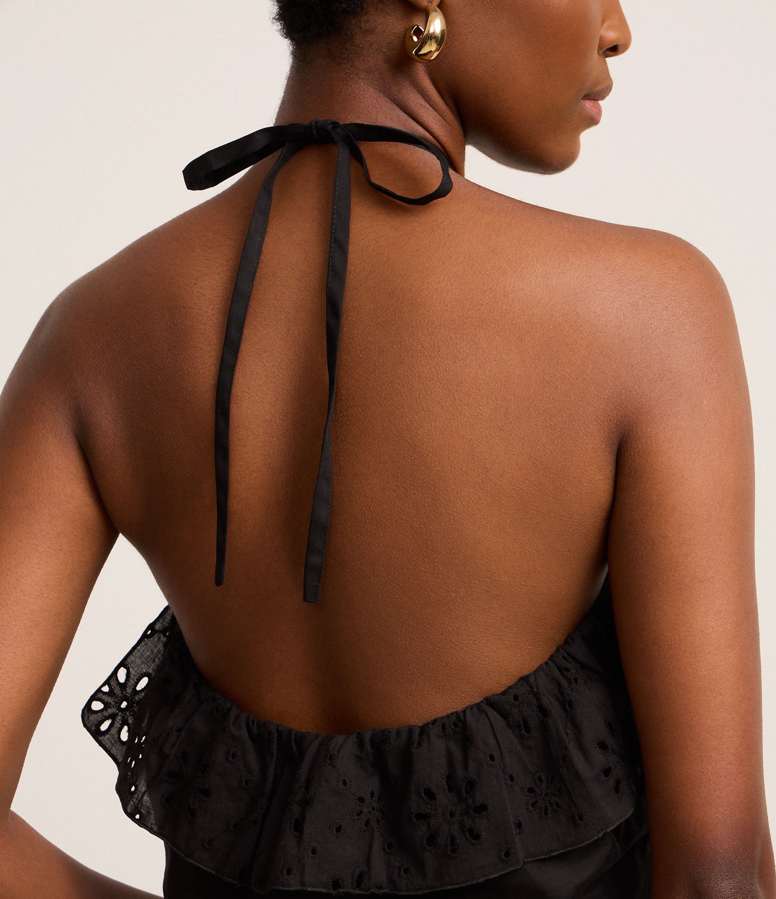 Blusa Cropped em Frente Única com Alça de Amarração e Babados Preto 4