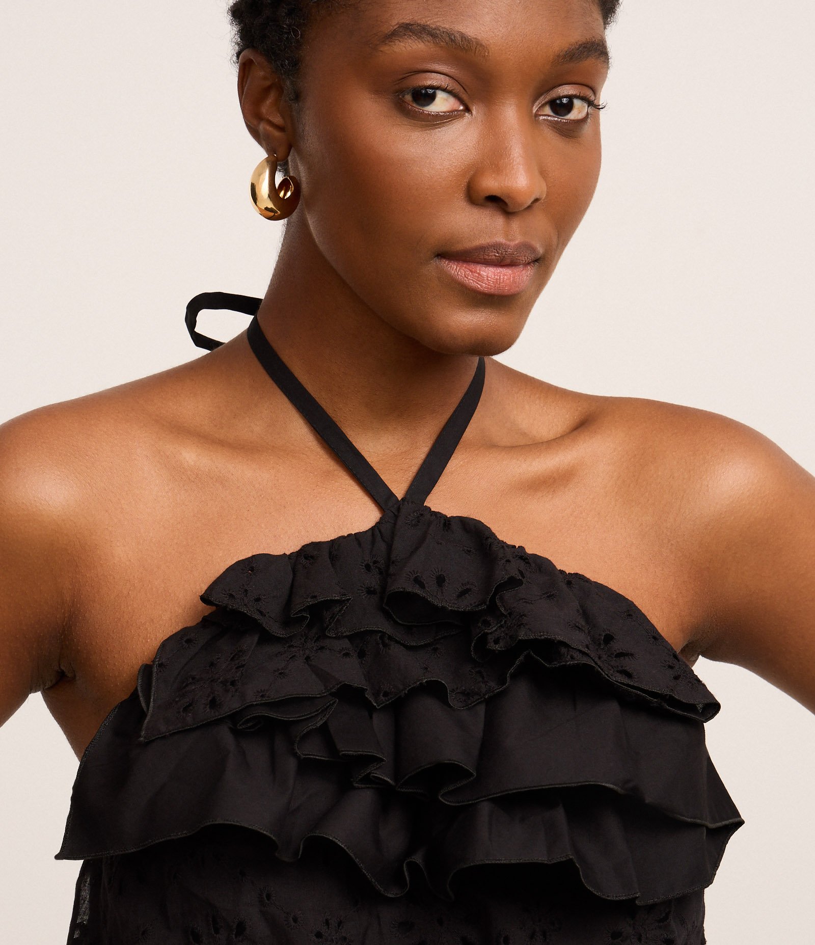 Blusa Cropped em Frente Única com Alça de Amarração e Babados Preto 5