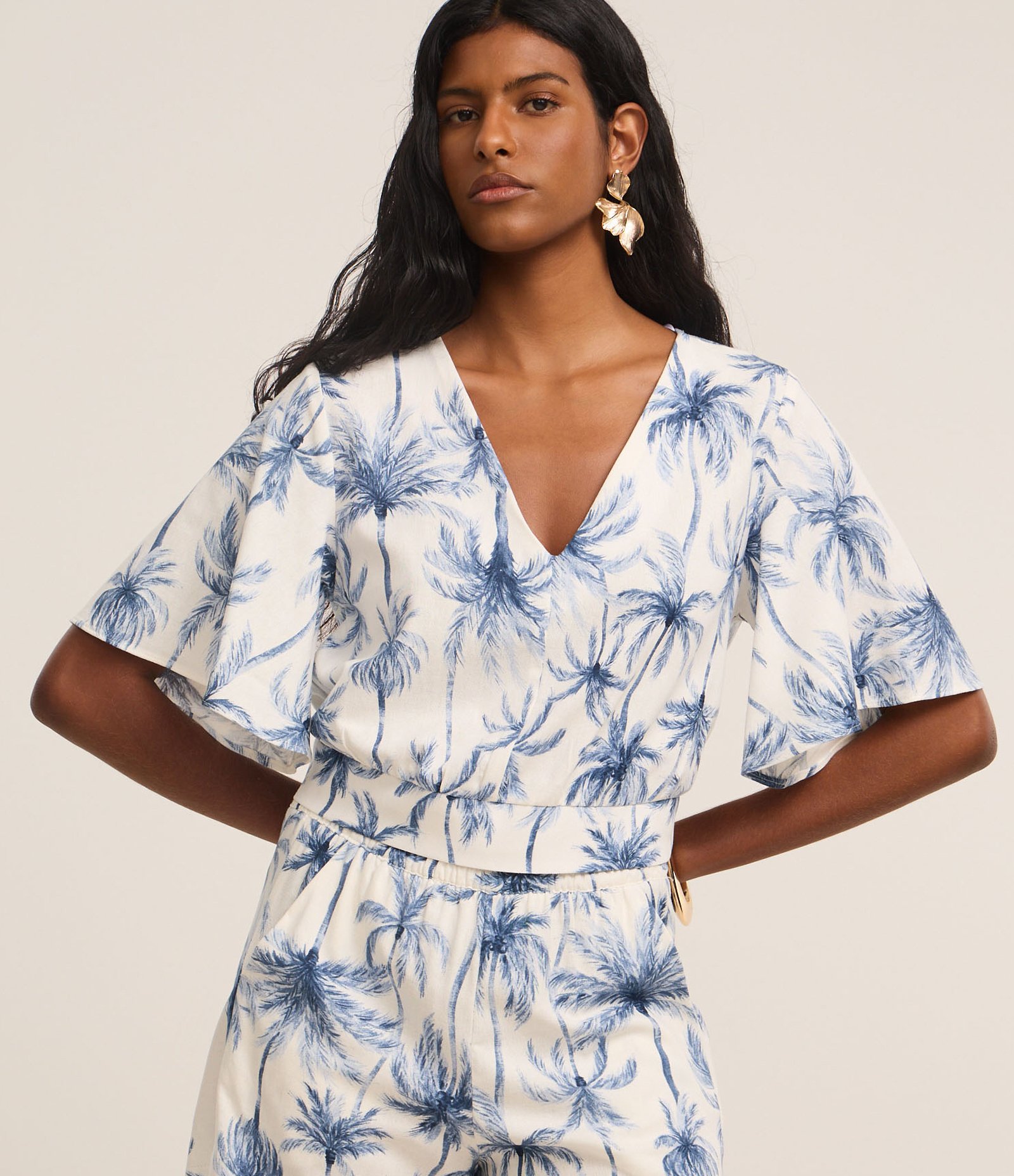 Blusa em Viscolinho com Estampa Coqueiros e Decote V Azul/Off White 1