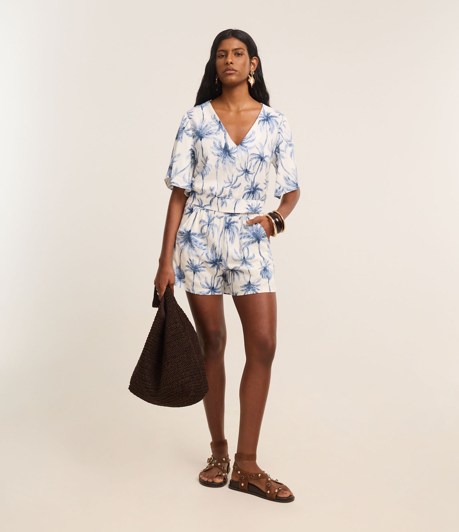 Blusa em Viscolinho com Estampa Coqueiros e Decote V Azul/Off White 2