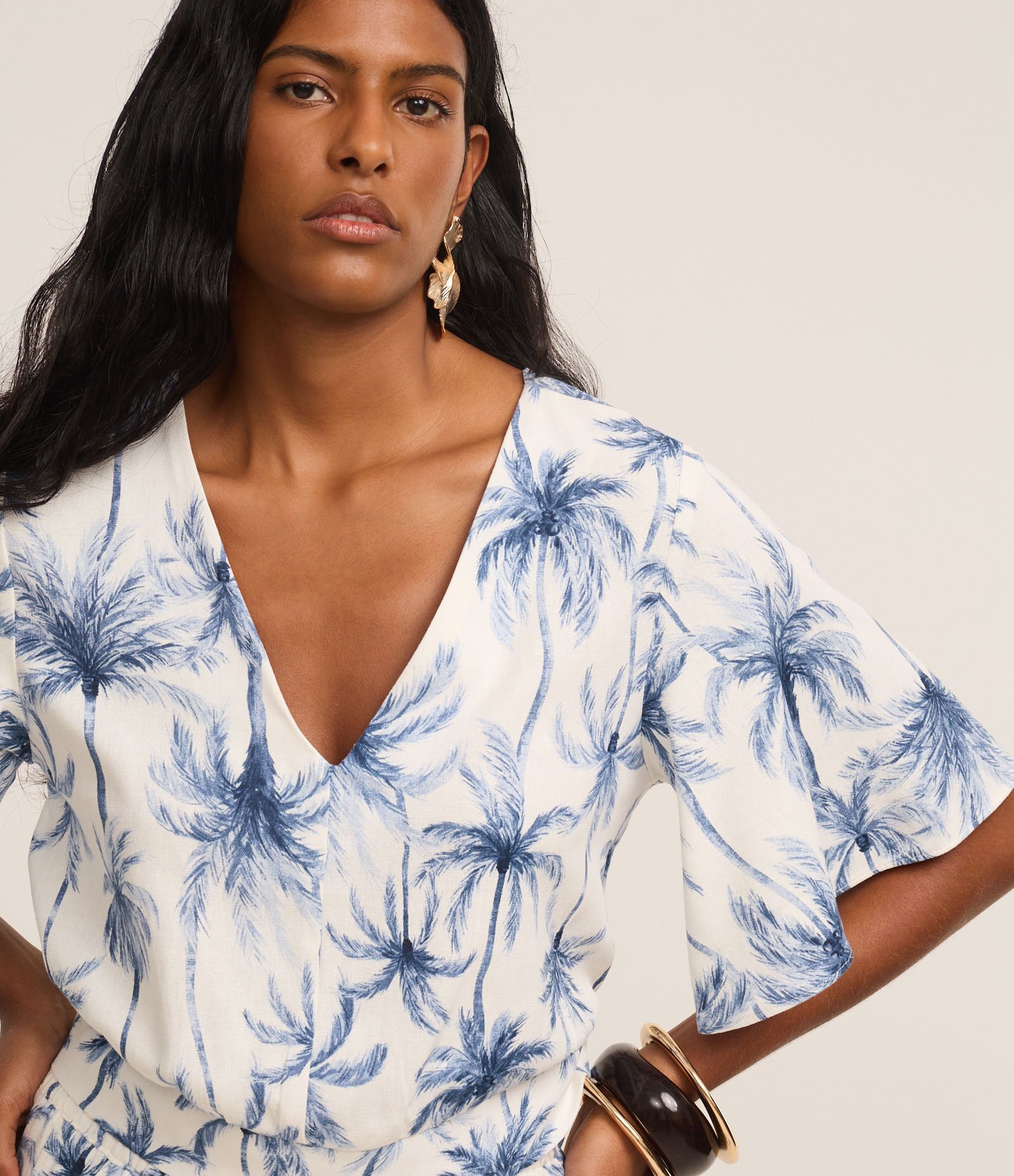 Blusa em Viscolinho com Estampa Coqueiros e Decote V Azul/Off White 3