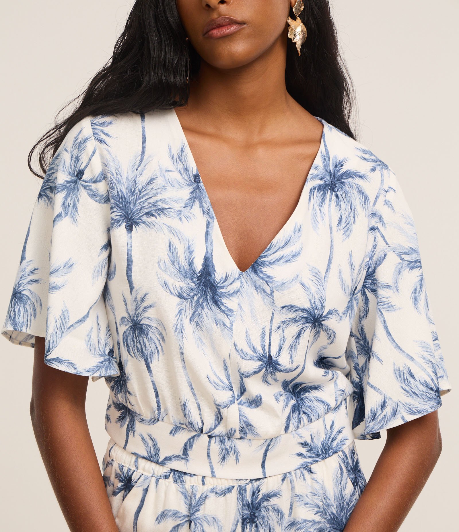 Blusa em Viscolinho com Estampa Coqueiros e Decote V Azul/Off White 4