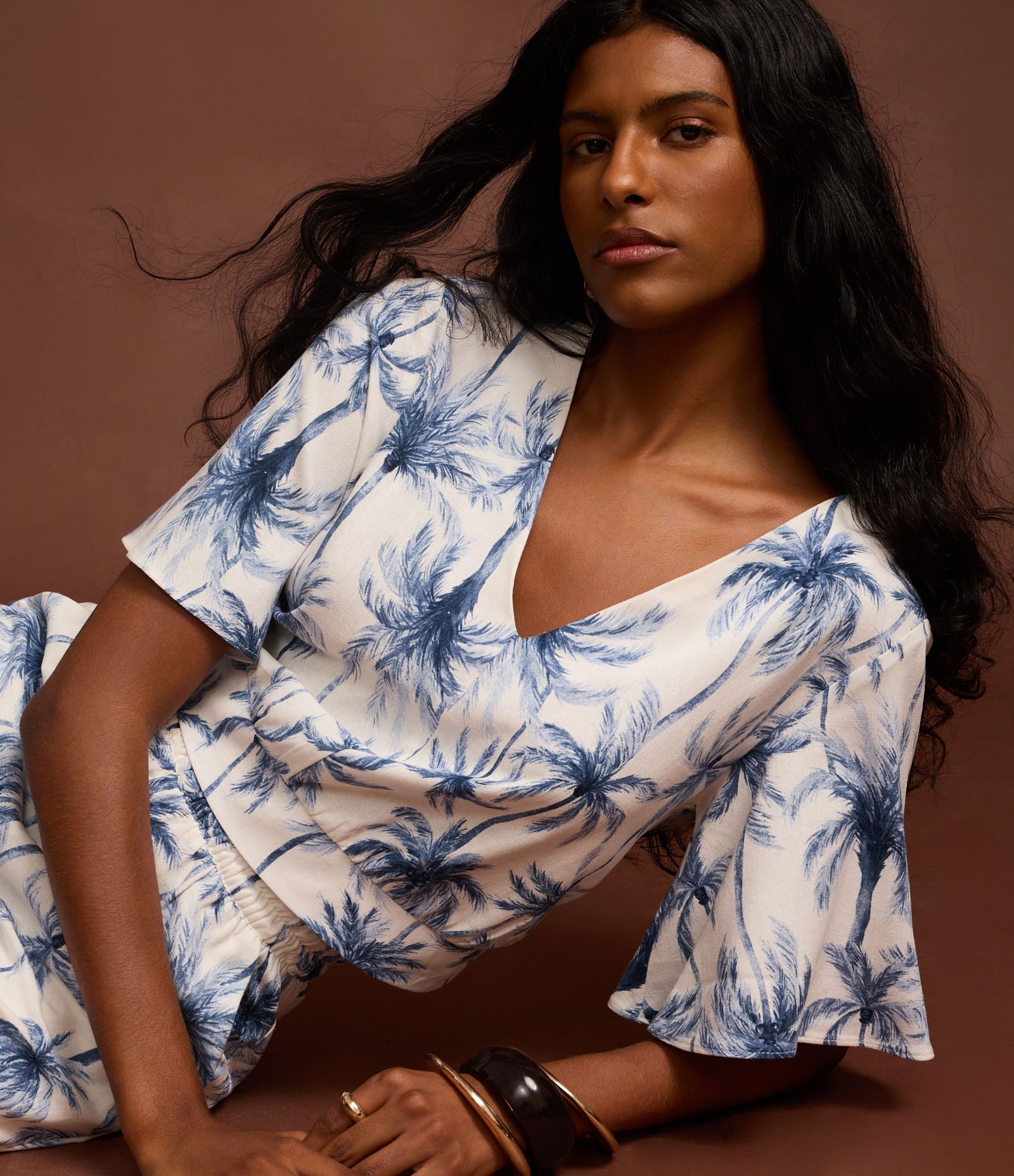 Blusa em Viscolinho com Estampa Coqueiros e Decote V Azul/Off White 5