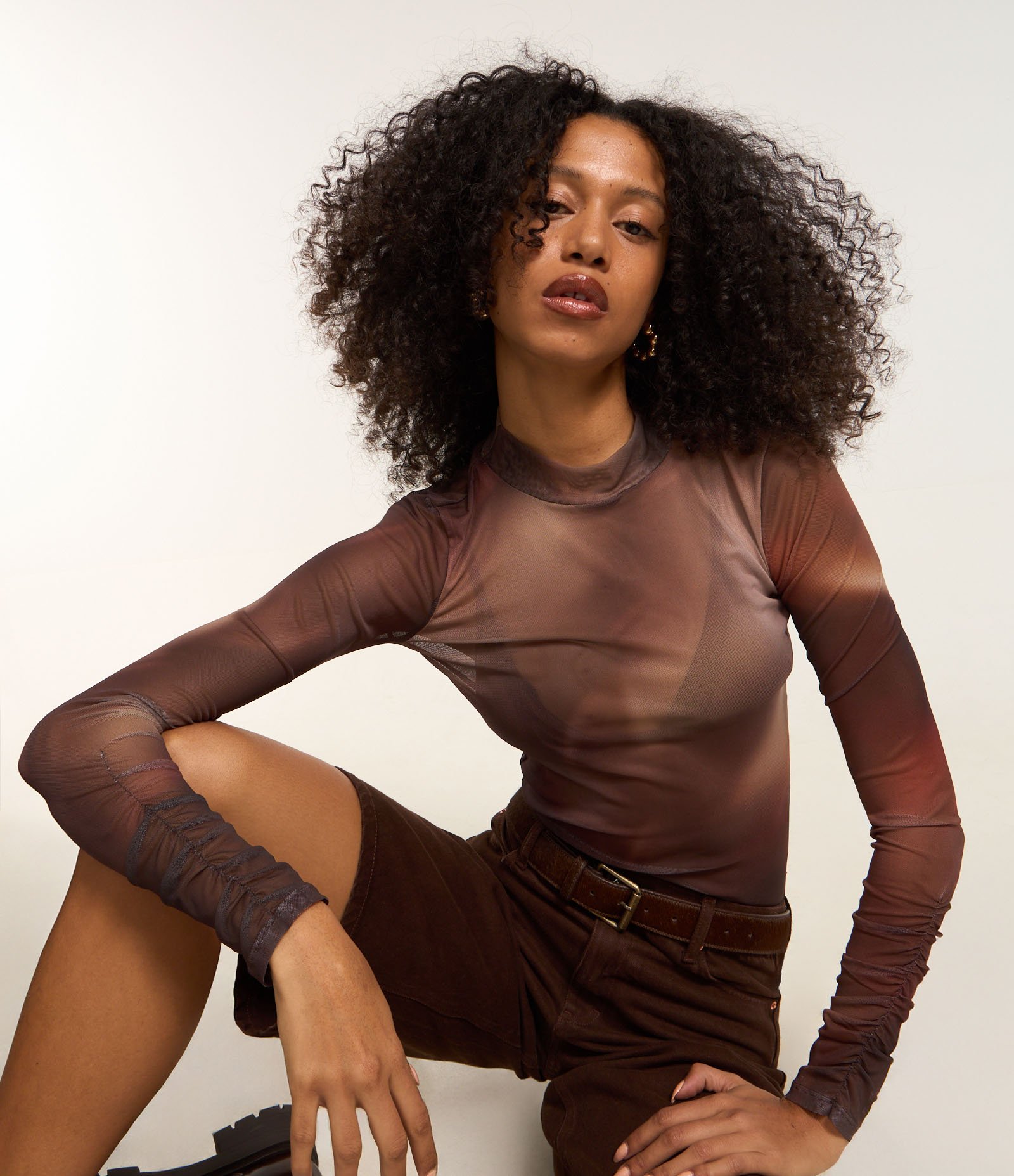 Blusa em Tule com Estampa Abstrata e Franzidos na Manga Marrom 1