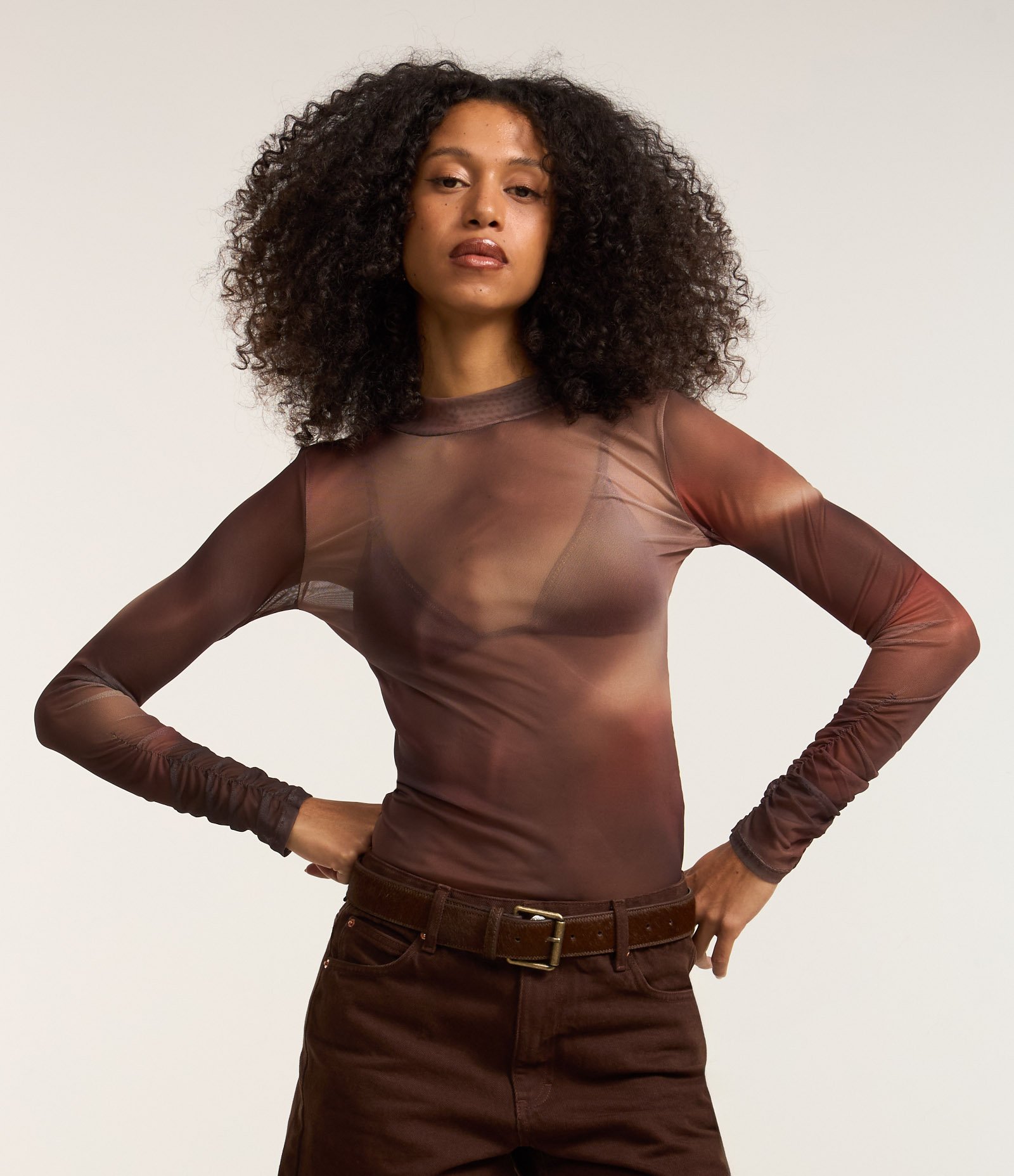 Blusa em Tule com Estampa Abstrata e Franzidos na Manga Marrom 2