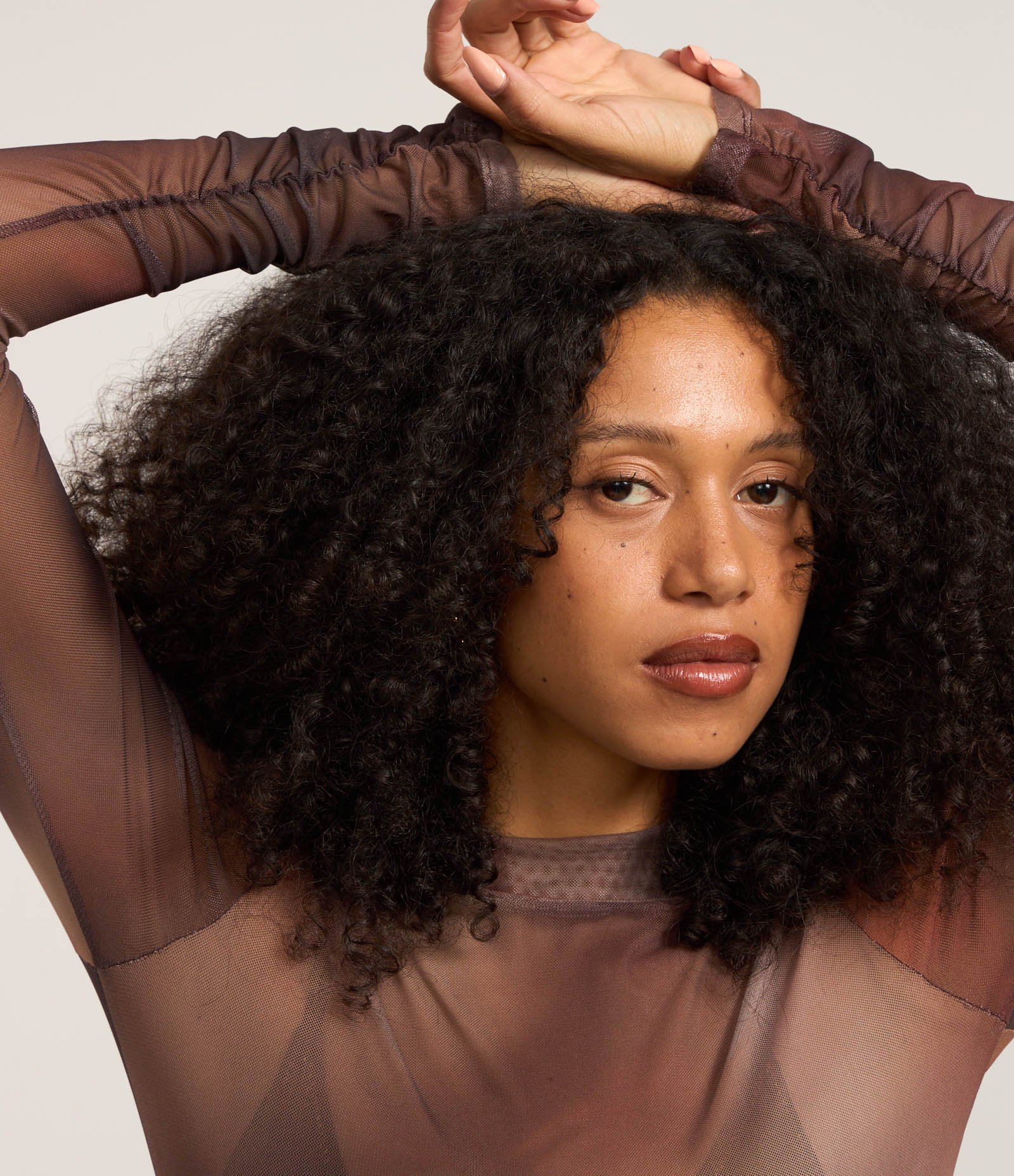 Blusa em Tule com Estampa Abstrata e Franzidos na Manga Marrom 4