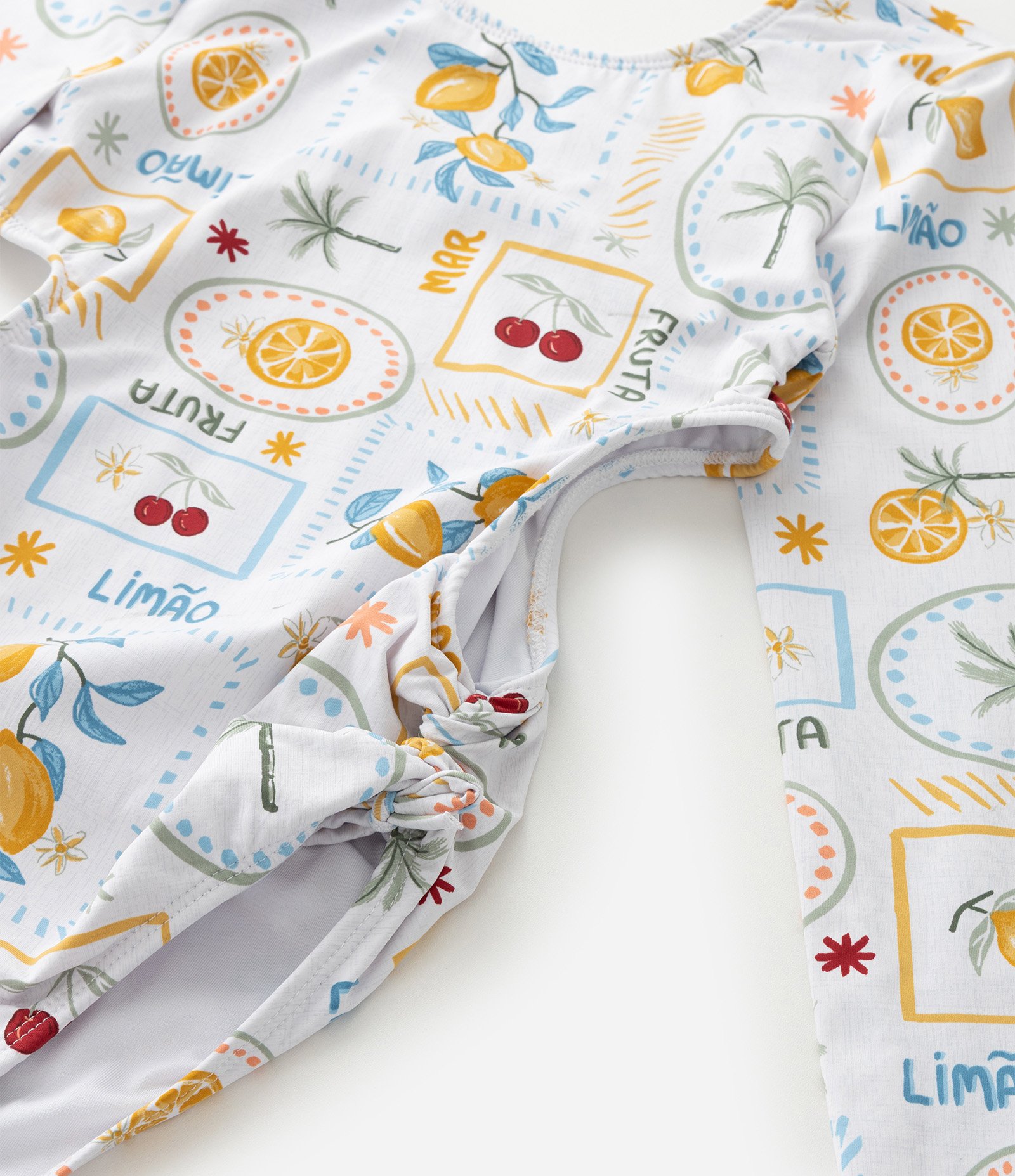 Maiô Infantil com Estampa Tropical e Recorte Vazado - Tam 7 a 16 Anos Multicores 6