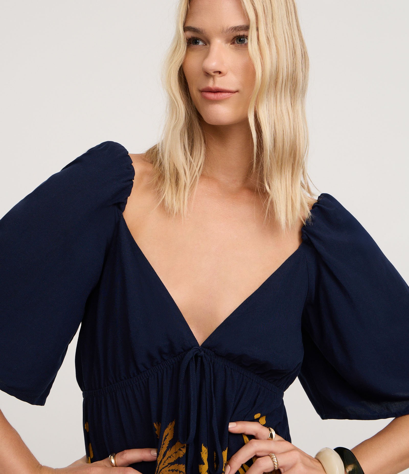 Vestido Evasê Curto em Viscose com Estampa Folhagem Azul Escuro 3