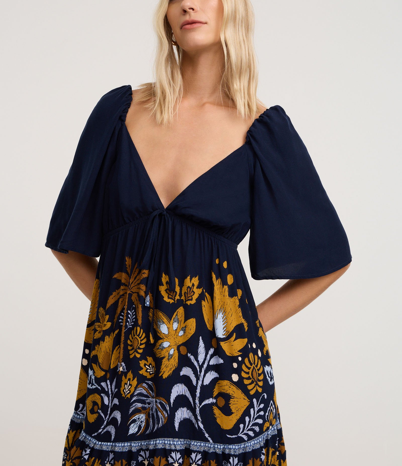 Vestido Evasê Curto em Viscose com Estampa Folhagem Azul Escuro 4