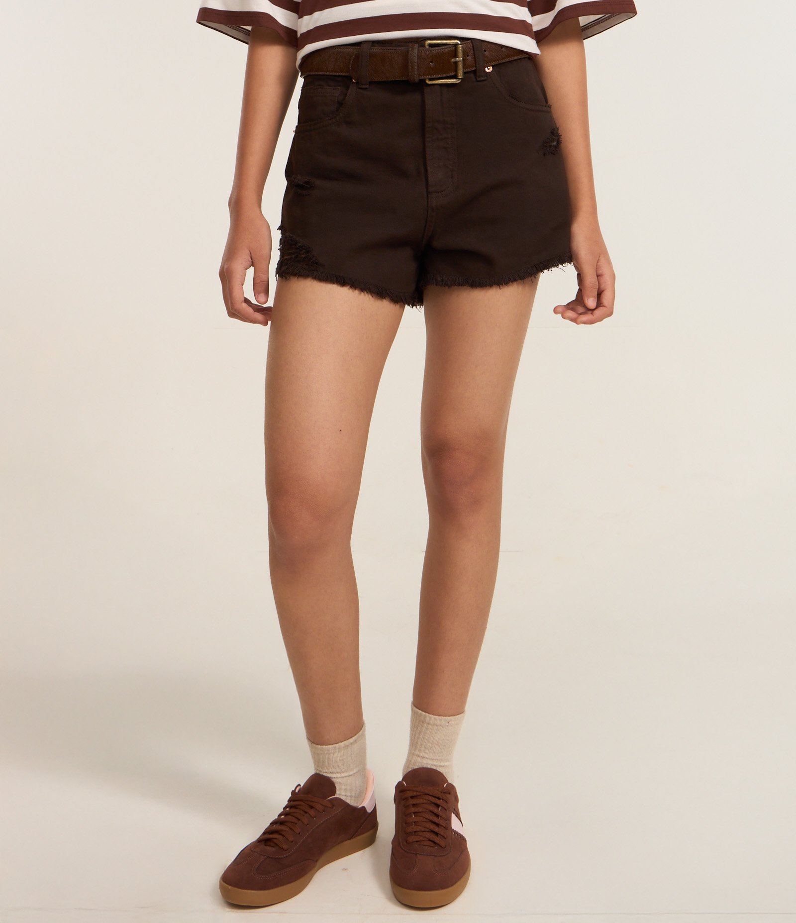 Short Slim em Sarja com Franjjas na Barra Desfeita Marrom 2 3