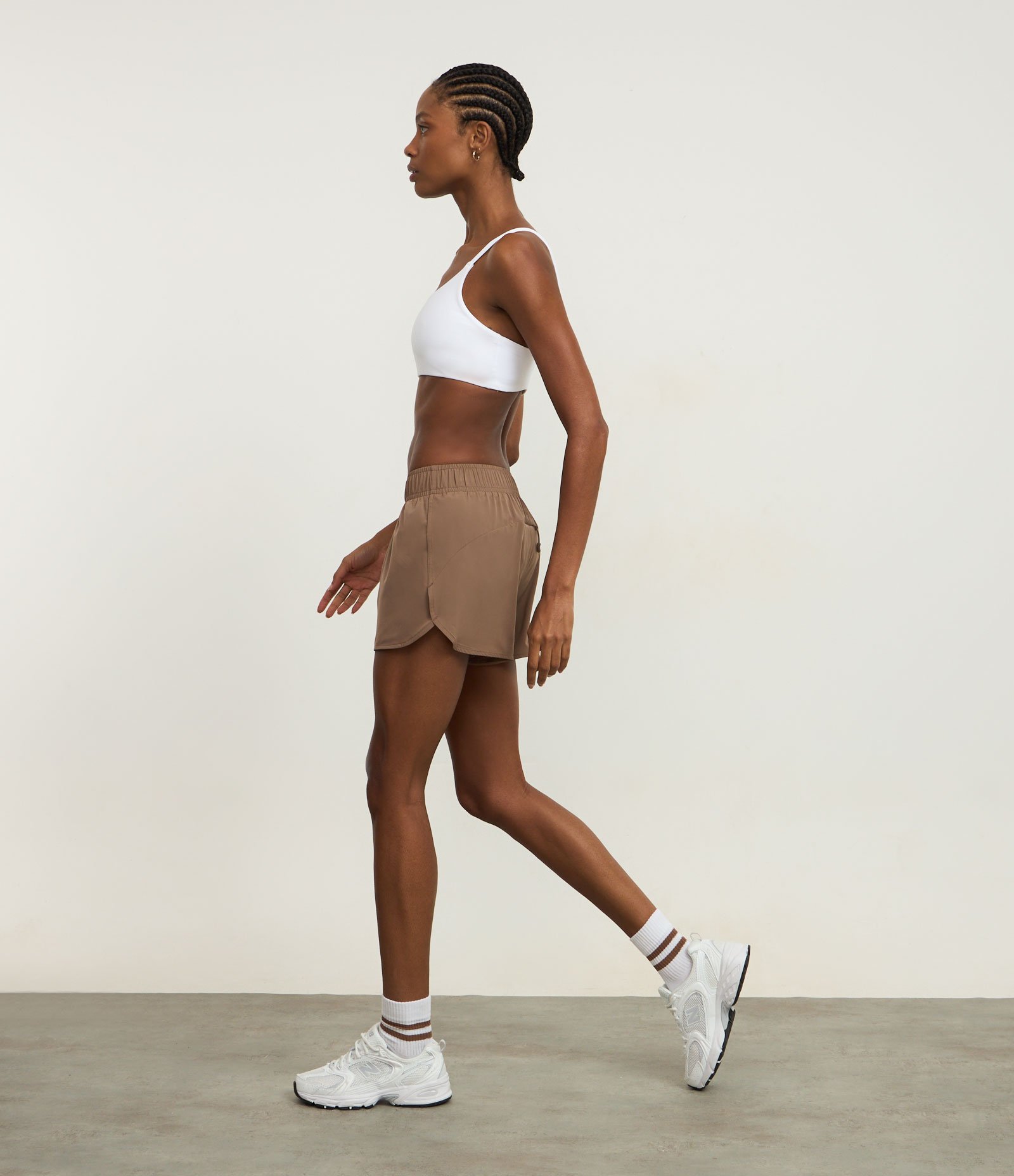 Short Runner Tecnológico com Detalhes Contrastantes Marrom 1