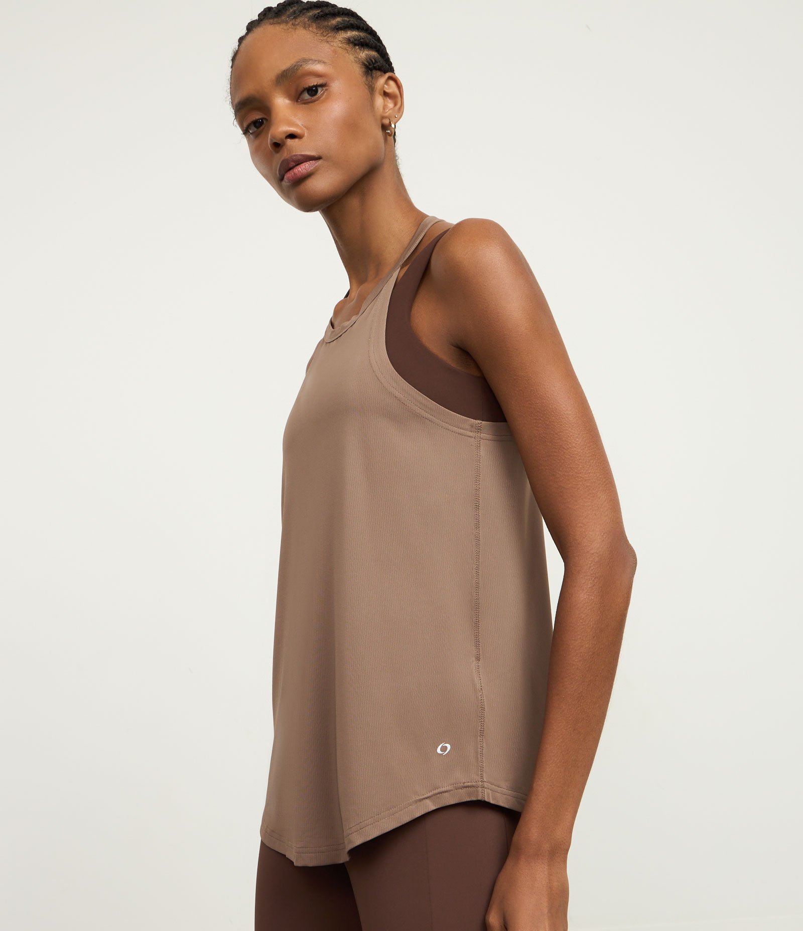 Regata Esportiva em Microfibra com Alças Finas Marrom 2