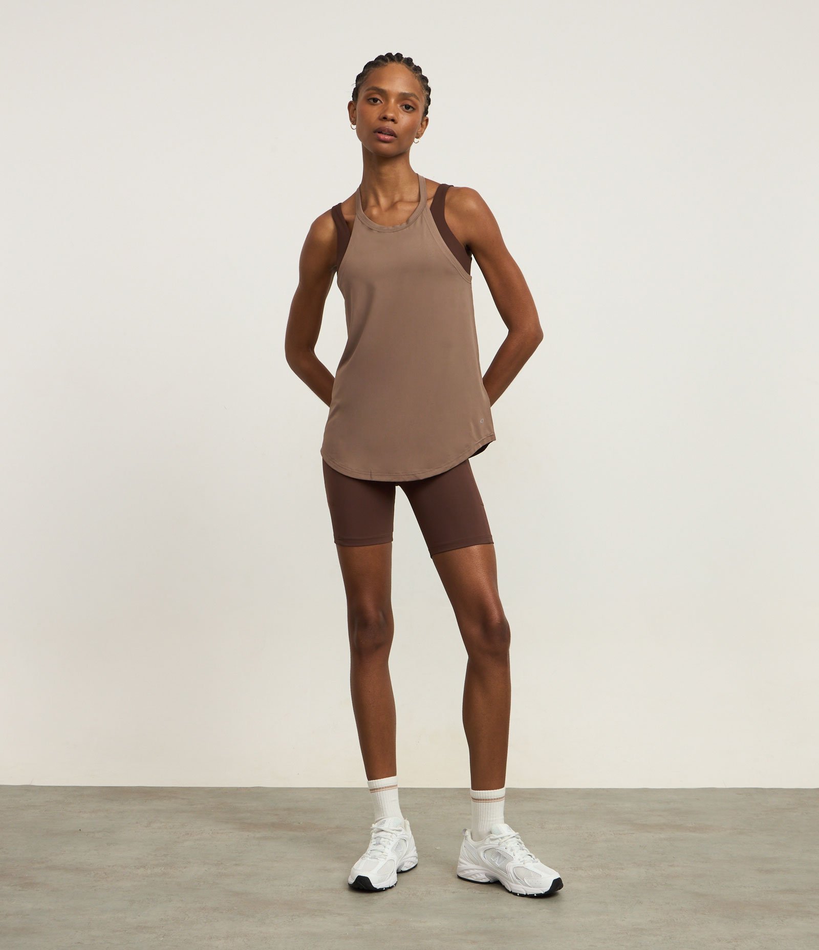 Regata Esportiva em Microfibra com Alças Finas Marrom 3