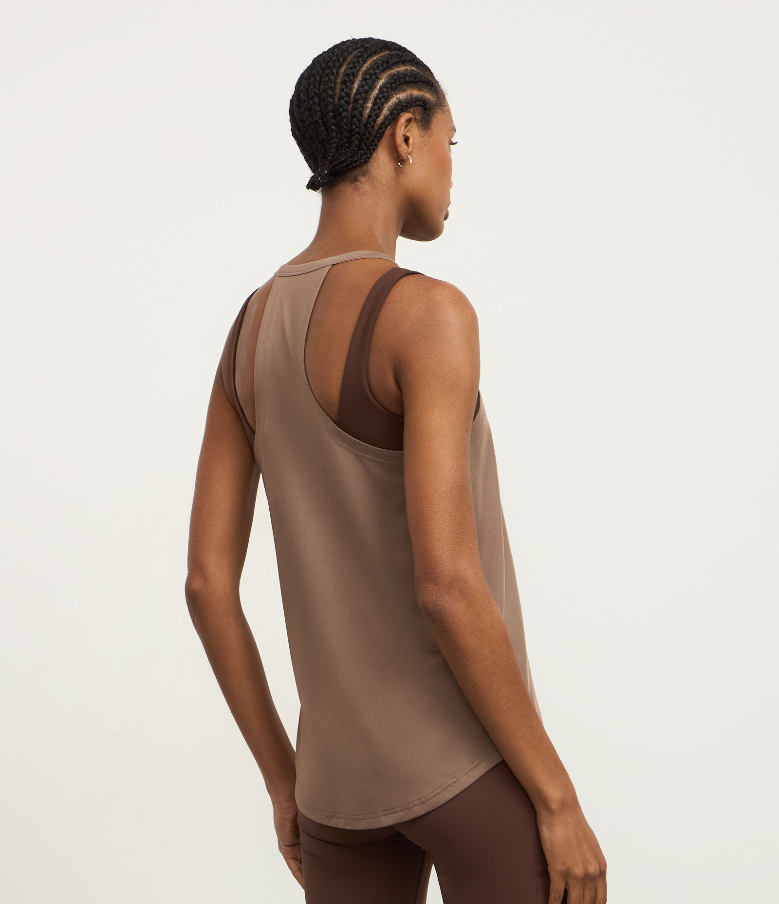 Regata Esportiva em Microfibra com Alças Finas Marrom 4