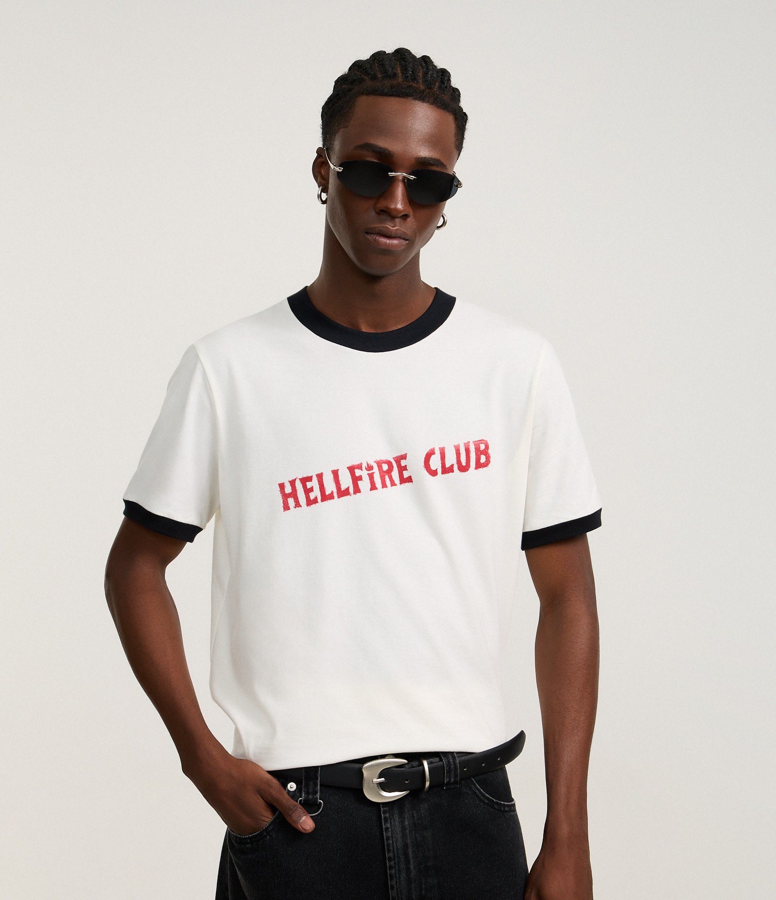 Camiseta Regular em Algodão com Estampa Lettering Hellfire Club e Viés Contrastante Stranger Things Branco 2