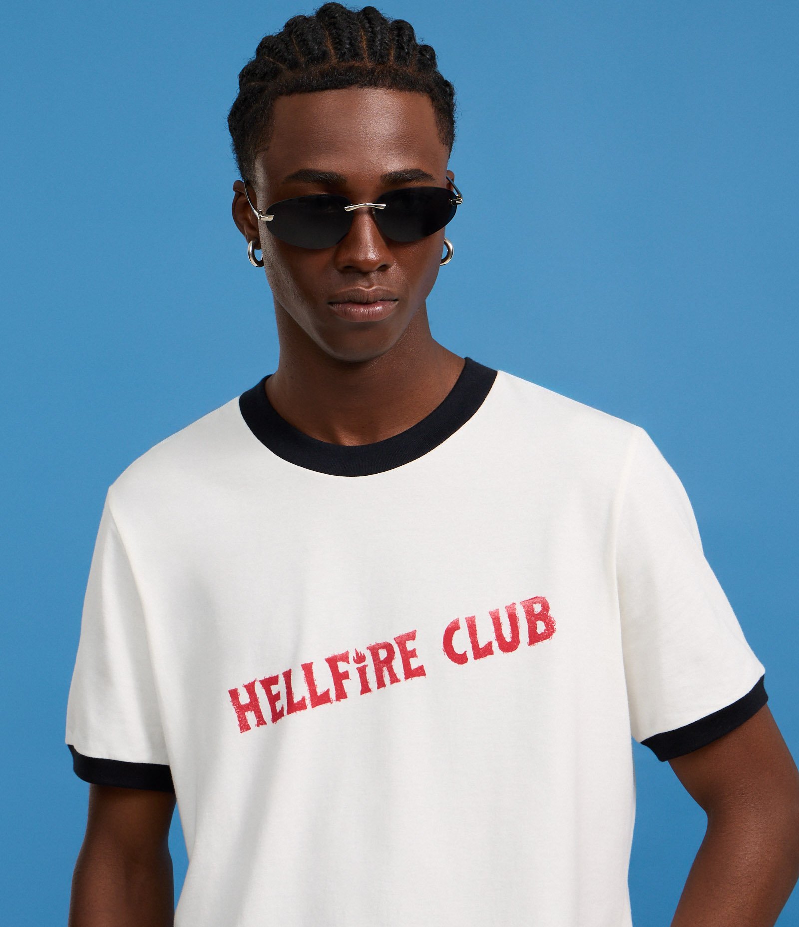 Camiseta Regular em Algodão com Estampa Lettering Hellfire Club e Viés Contrastante Stranger Things Branco 4