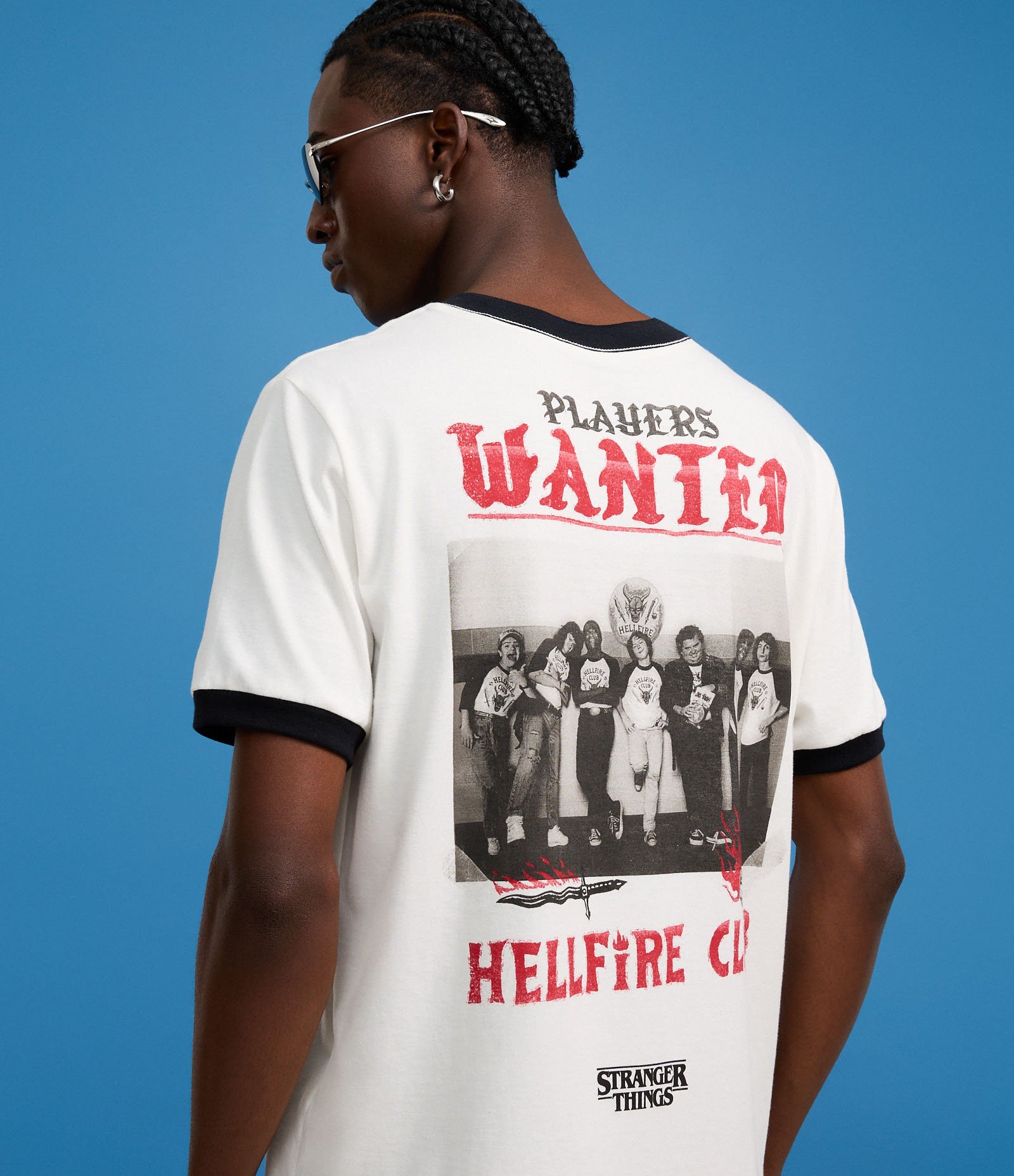 Camiseta Regular em Algodão com Estampa Lettering Hellfire Club e Viés Contrastante Stranger Things Branco 1