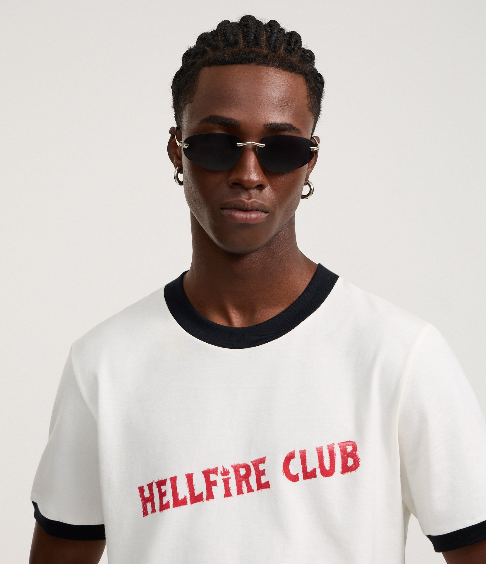 Camiseta Regular em Algodão com Estampa Lettering Hellfire Club e Viés Contrastante Stranger Things Branco 5