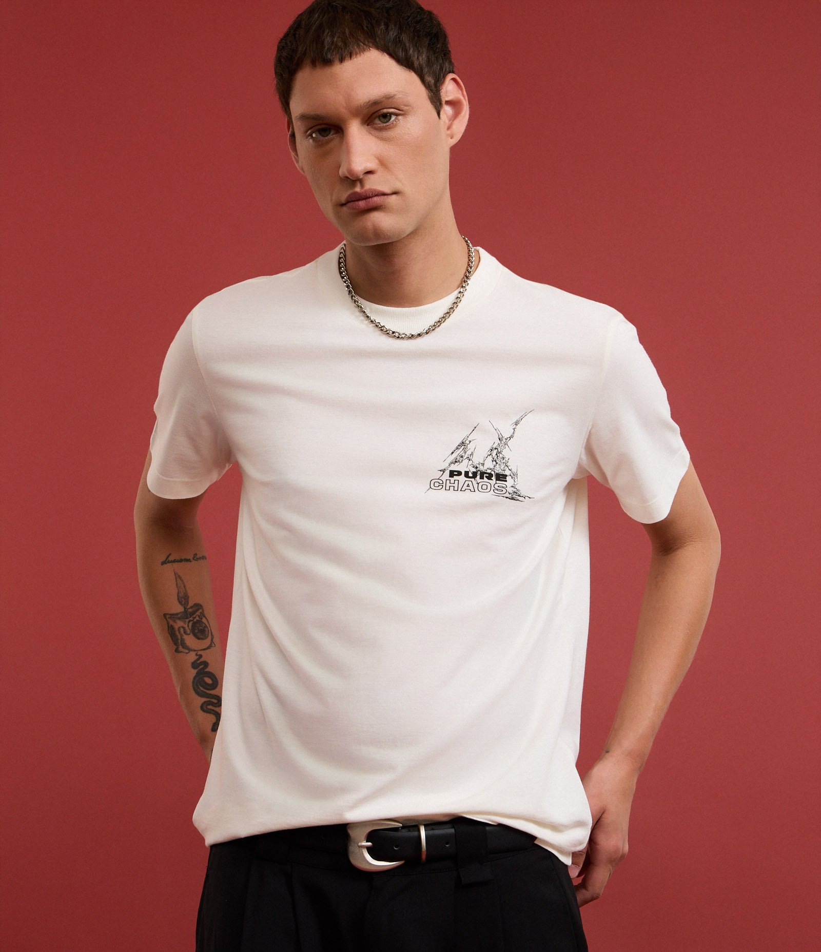 Camiseta Comfort em Algodão Com Estampa Tribal e Lettering Pure Chaos Branco 8