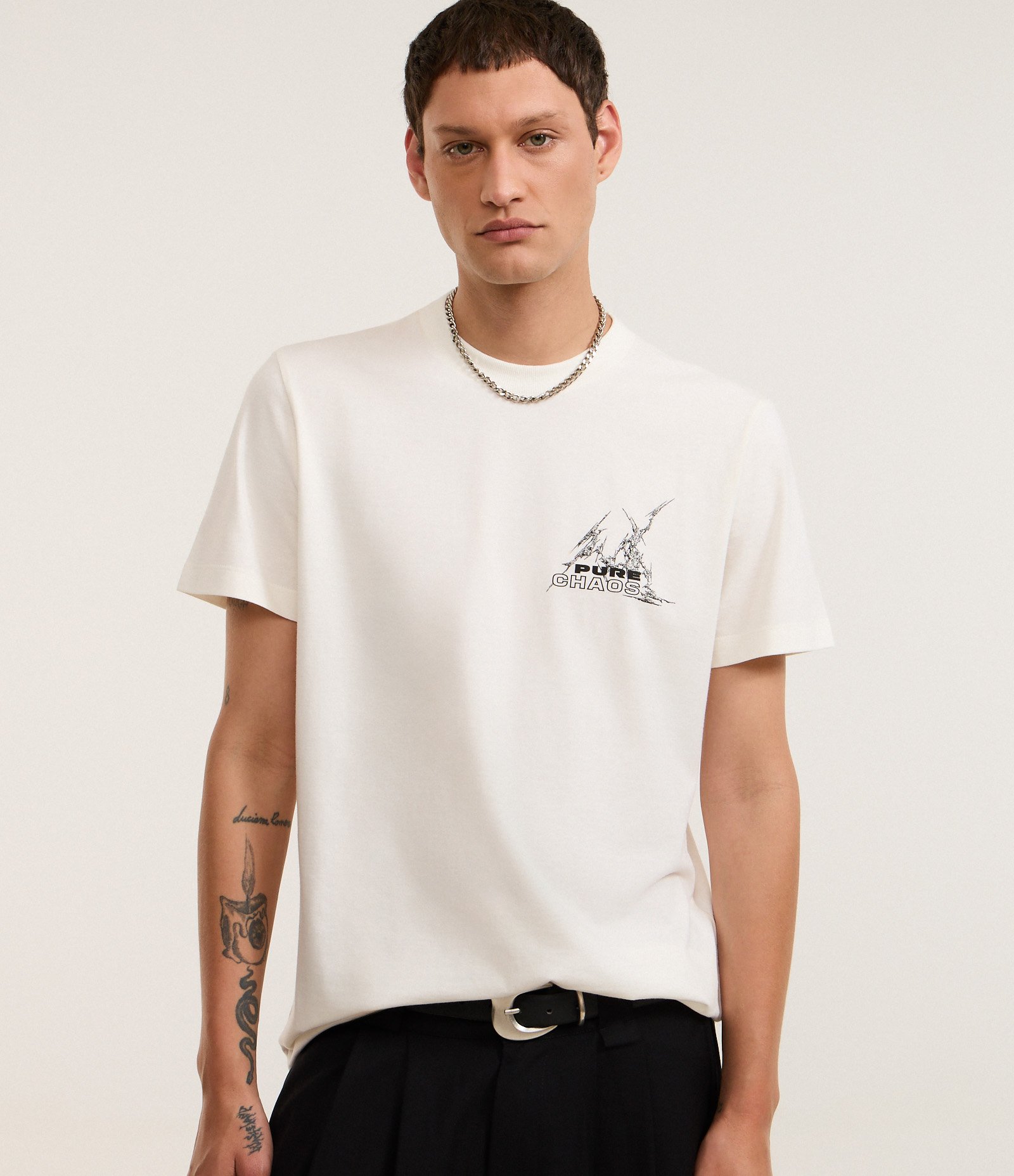 Camiseta Comfort em Algodão Com Estampa Tribal e Lettering Pure Chaos Branco 2